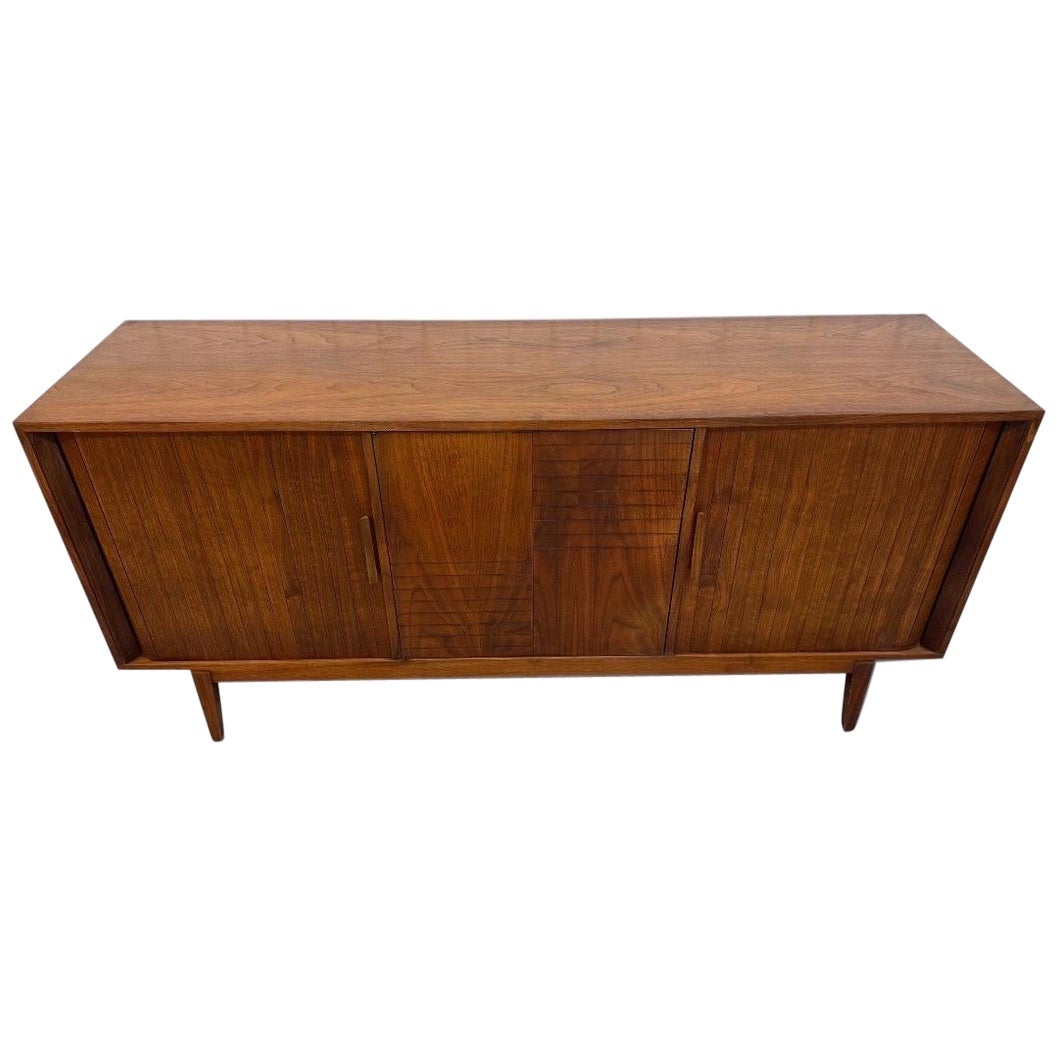 Mid-Century Modern Tambour Walnut 9-Drawer Dresser en vente