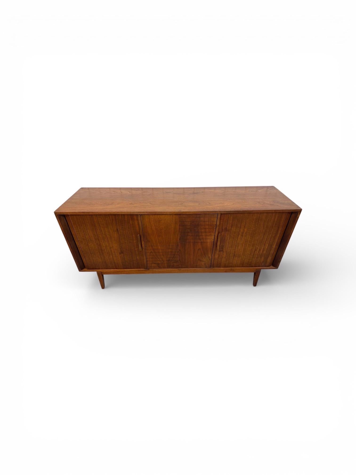 Mid-Century Modern Tambour Walnut 9-Drawer Dresser im Angebot