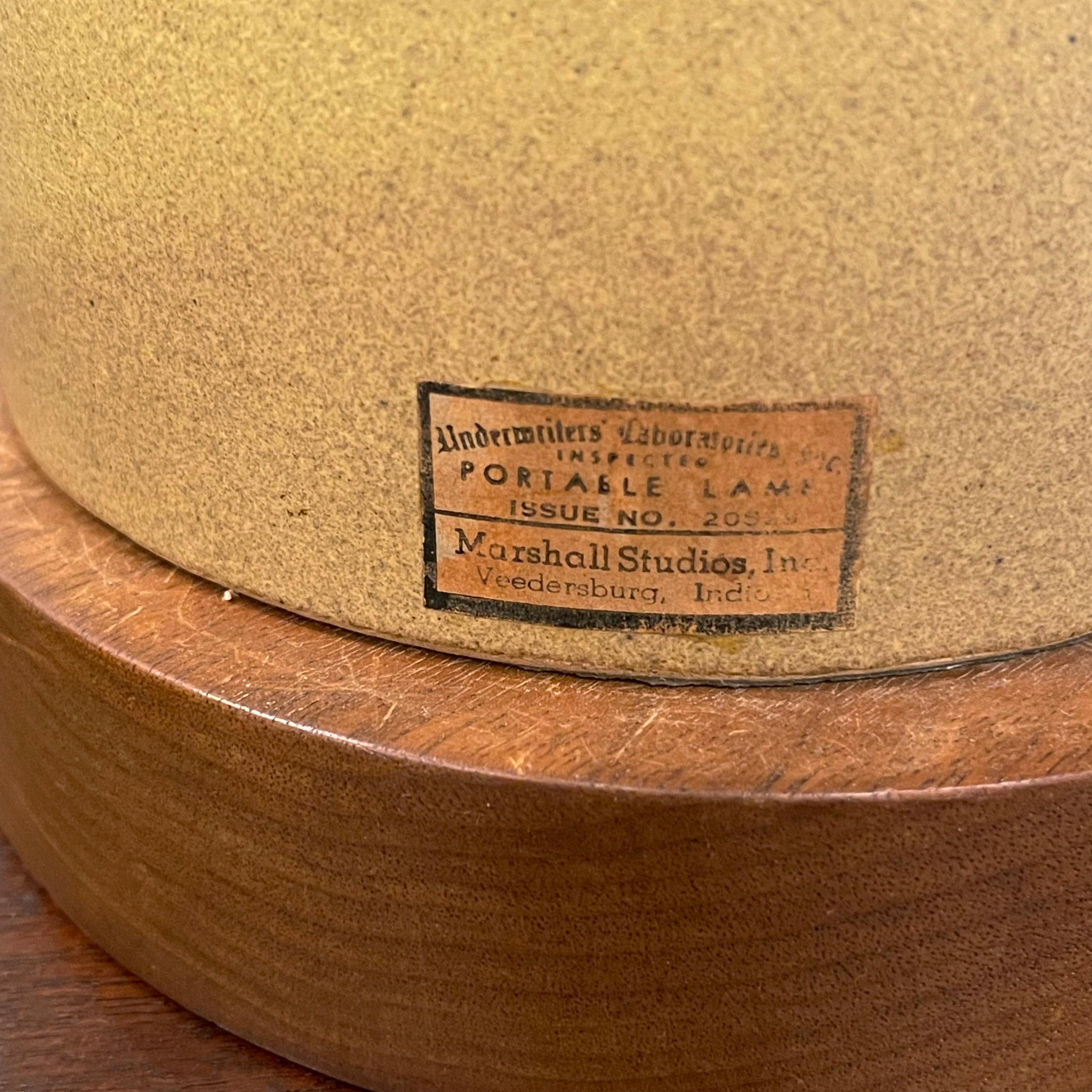 Lampe de bureau en poterie d'art brun clair mi-siècle moderne de Gordon Martz en vente 3