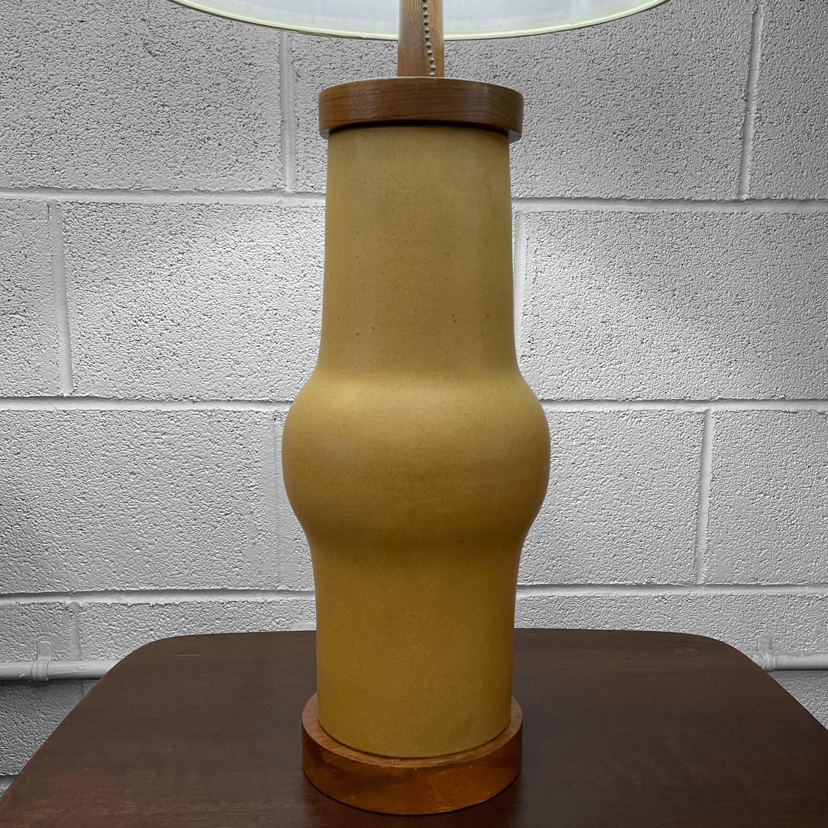 Mid-Century Modern Tan Art Pottery Table Lamp by Gordon Martz In Good Condition For Sale In Brooklyn, NY