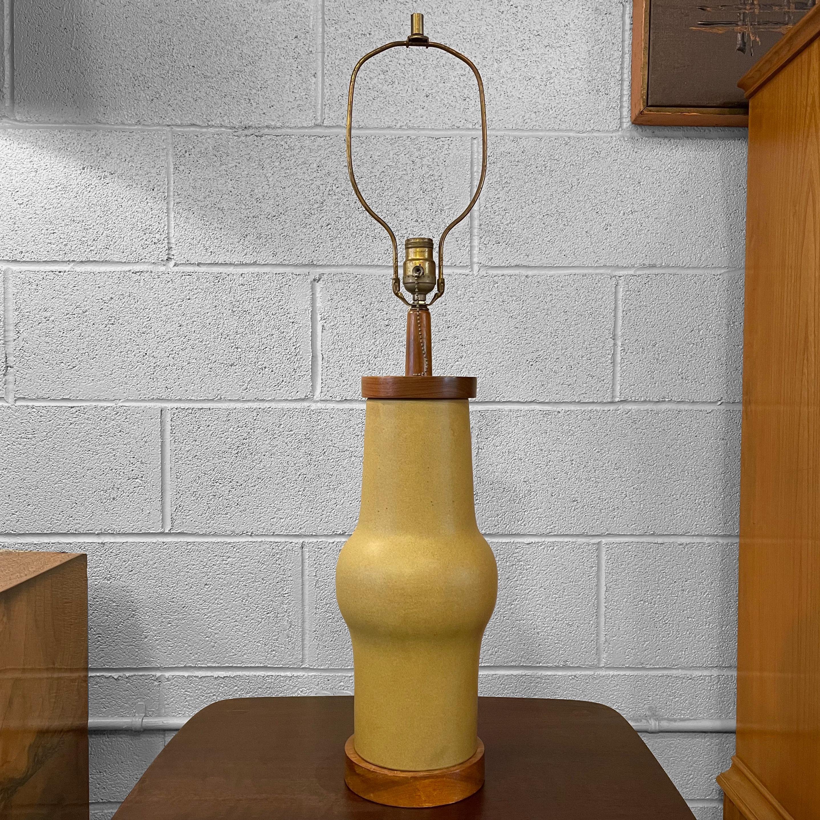 20ième siècle Lampe de bureau en poterie d'art brun clair mi-siècle moderne de Gordon Martz en vente