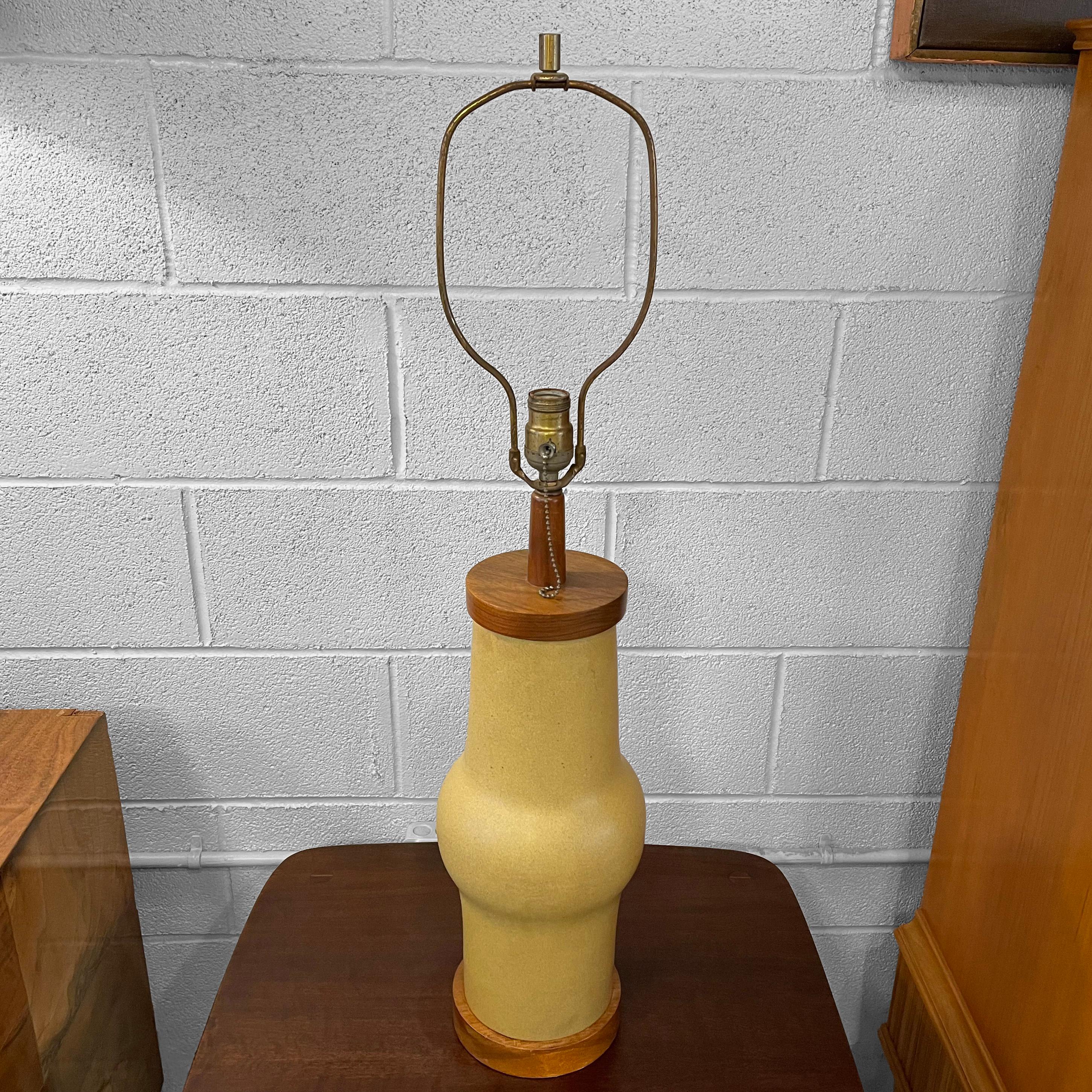 Moderne braune Kunstkeramik-Tischlampe aus der Mitte des Jahrhunderts von Gordon Martz (Keramik) im Angebot