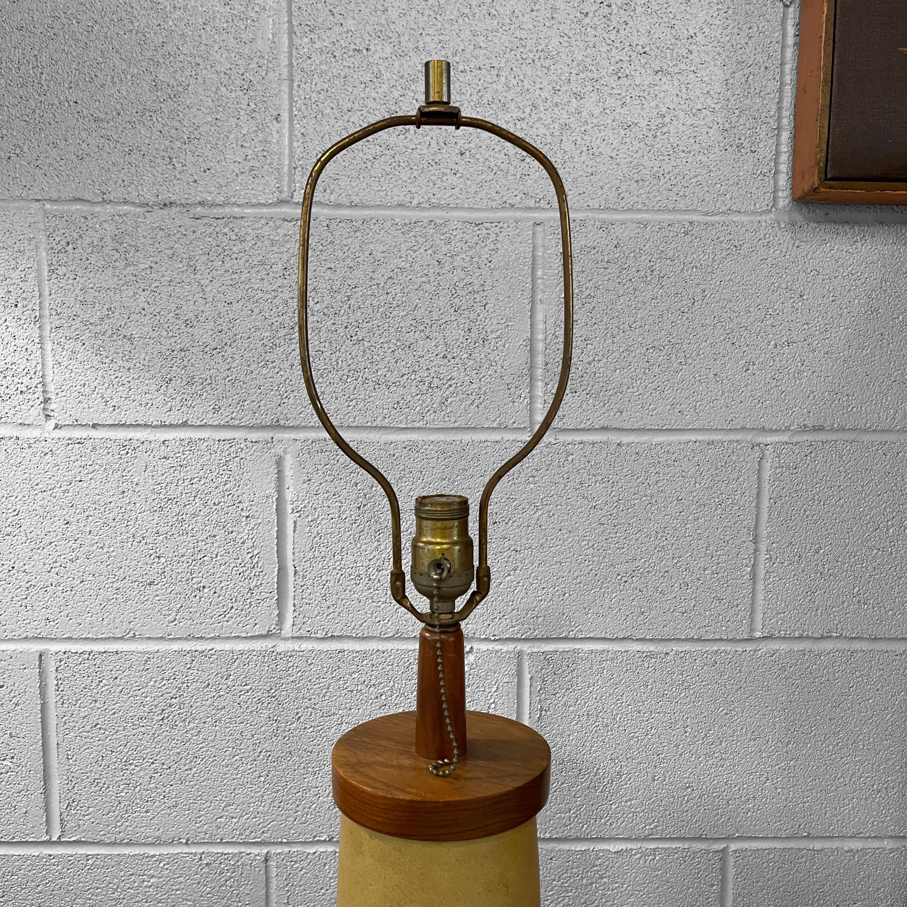 Lampe de bureau en poterie d'art brun clair mi-siècle moderne de Gordon Martz en vente 1