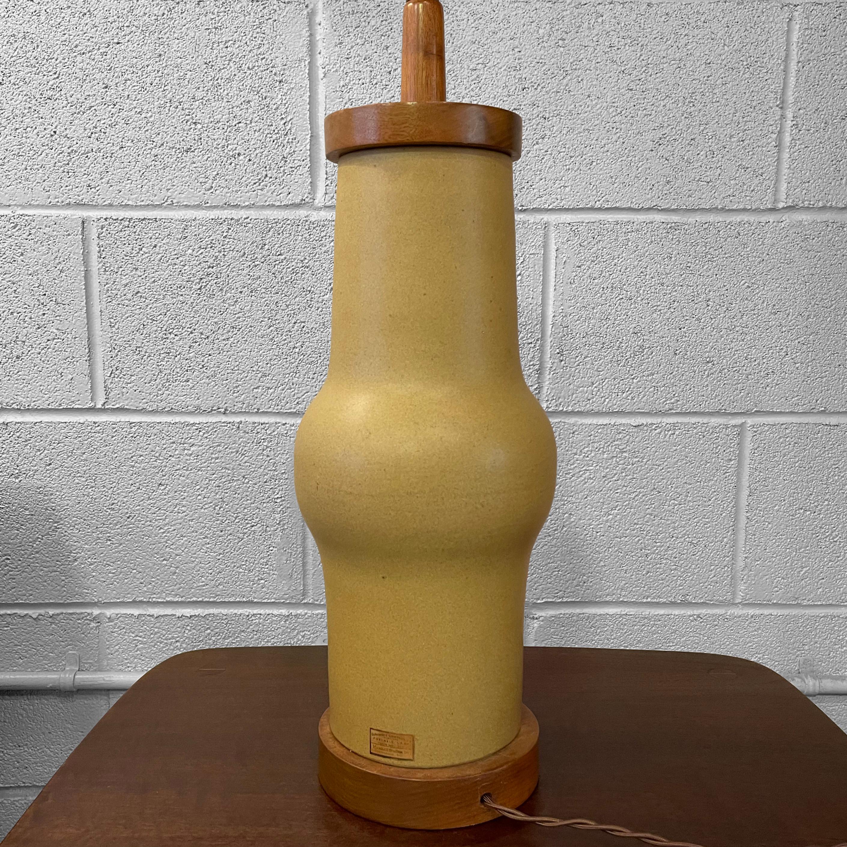 Lampe de bureau en poterie d'art brun clair mi-siècle moderne de Gordon Martz en vente 2