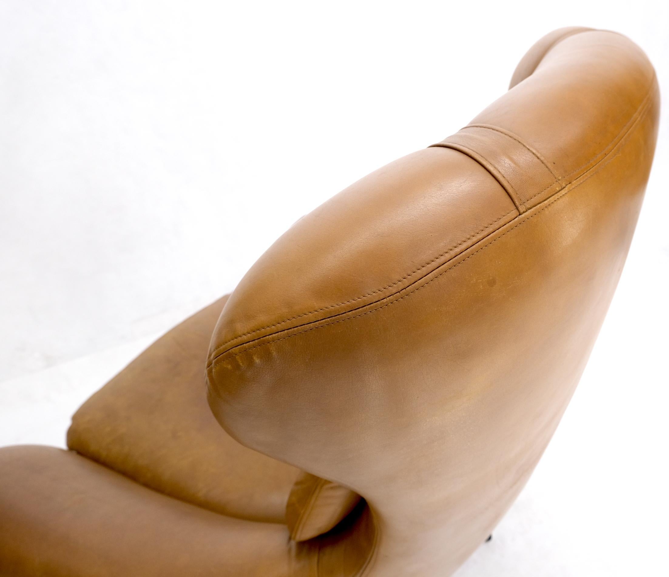 The Modernity Tan Leather Egg Style Wide Back Lounge Chair & Ottoman (chaise longue à dossier large) en vente 10