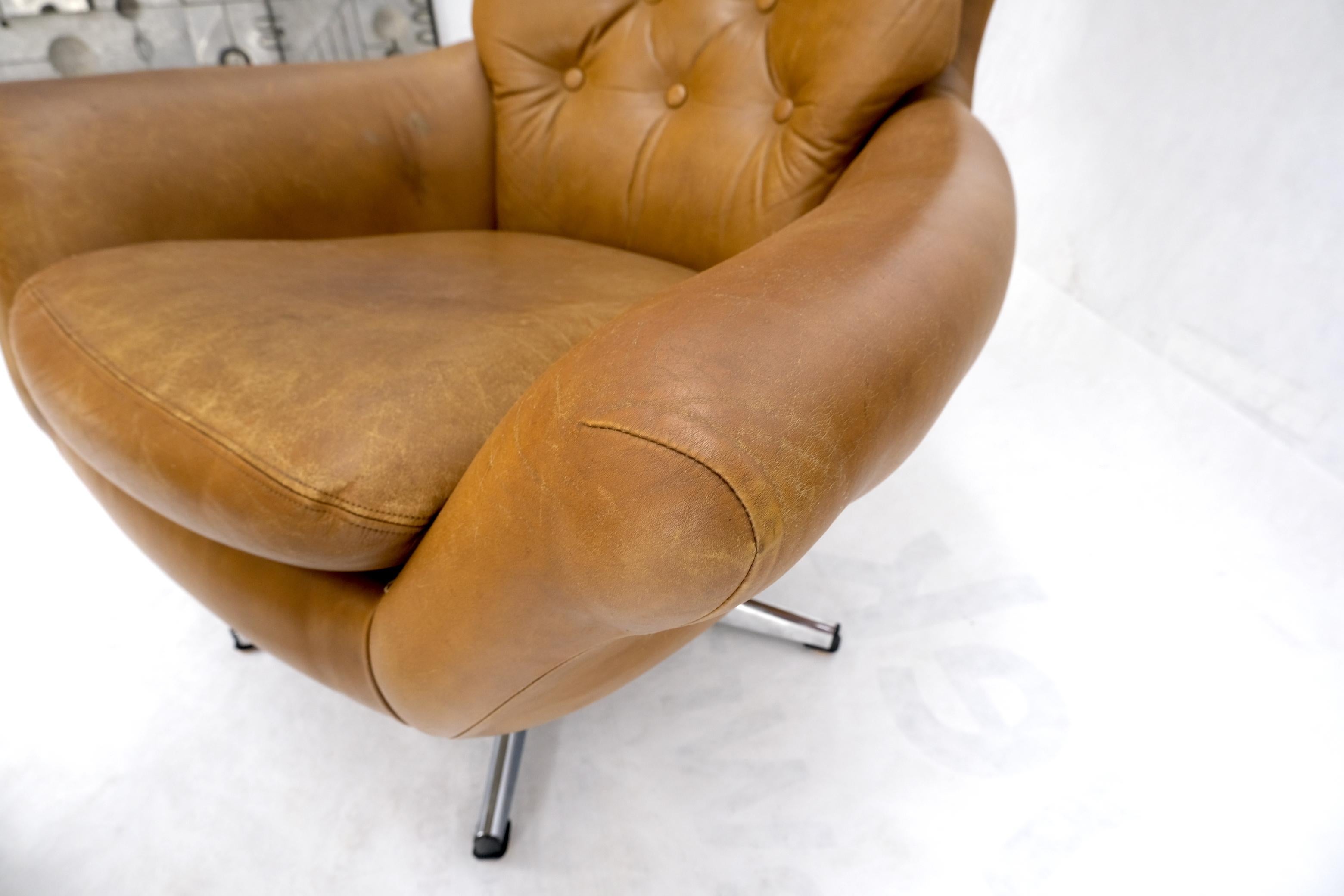 The Modernity Tan Leather Egg Style Wide Back Lounge Chair & Ottoman (chaise longue à dossier large) en vente 2