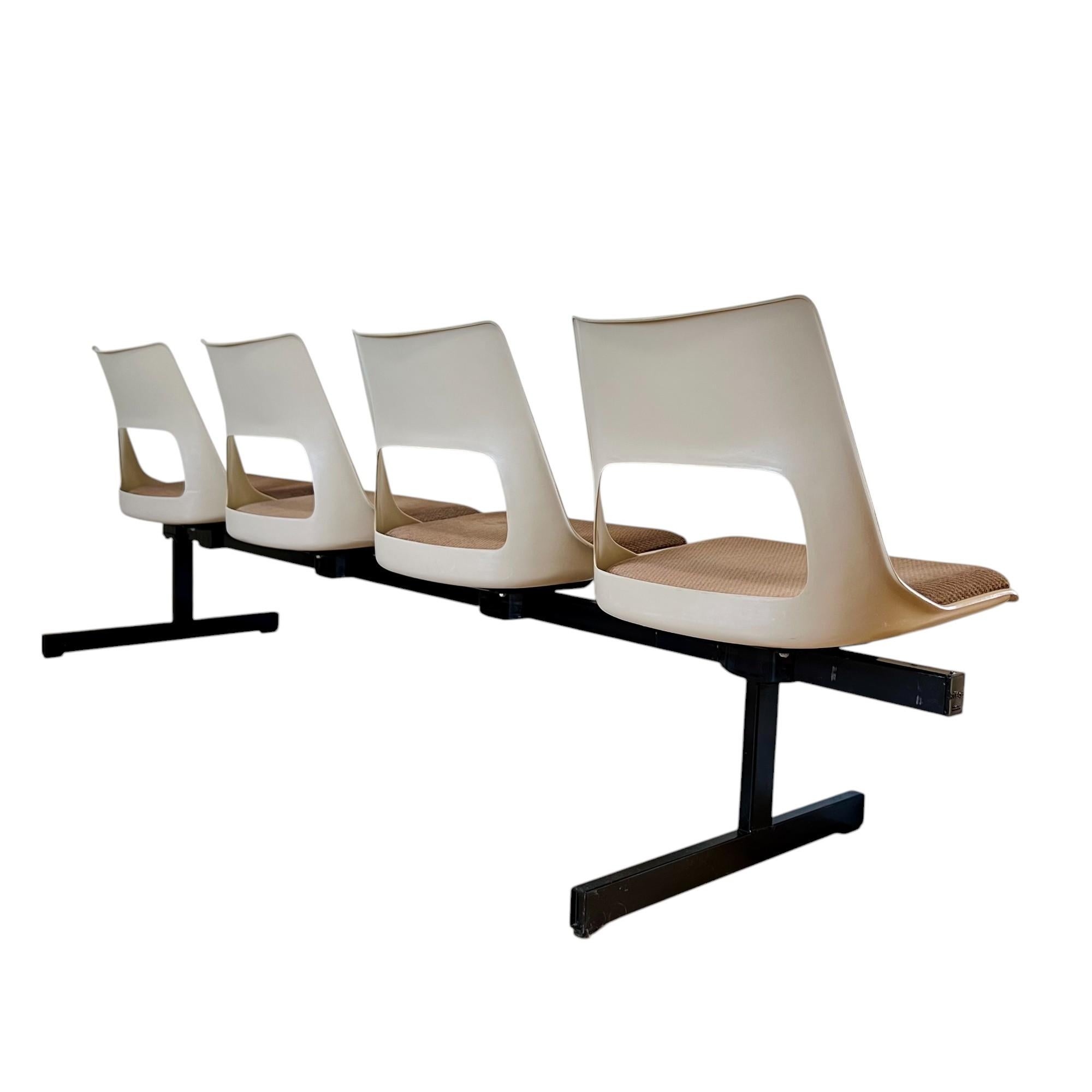 Mid-Century Modern Tandem Four Seat Bench by Krueger For Sale 3