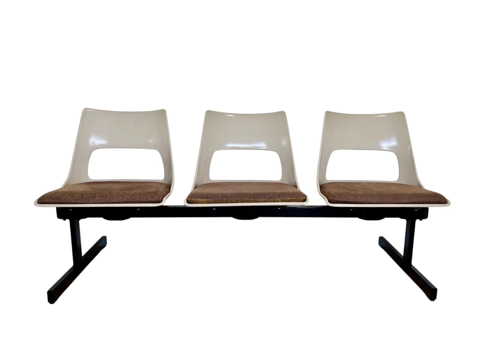 Vintage mid-century modern tandem beam seating by Krueger International circa 1969. This bench features three molded fiberglass beige color shells with light/medium brown double-sided cushions connected on a black steel stretcher frame.

Dimensions: