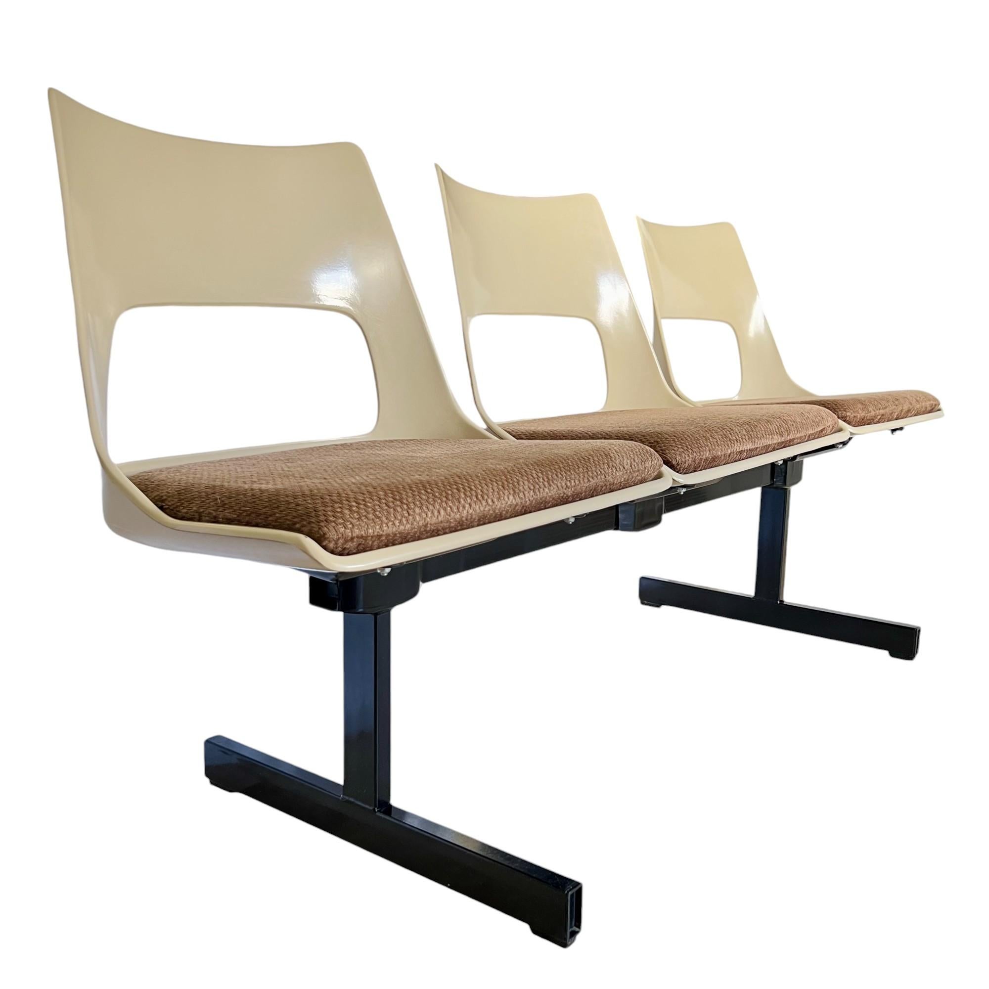 Mid-Century Modern Tandem Three Seat Bench by Krueger In Good Condition In Harlingen, TX