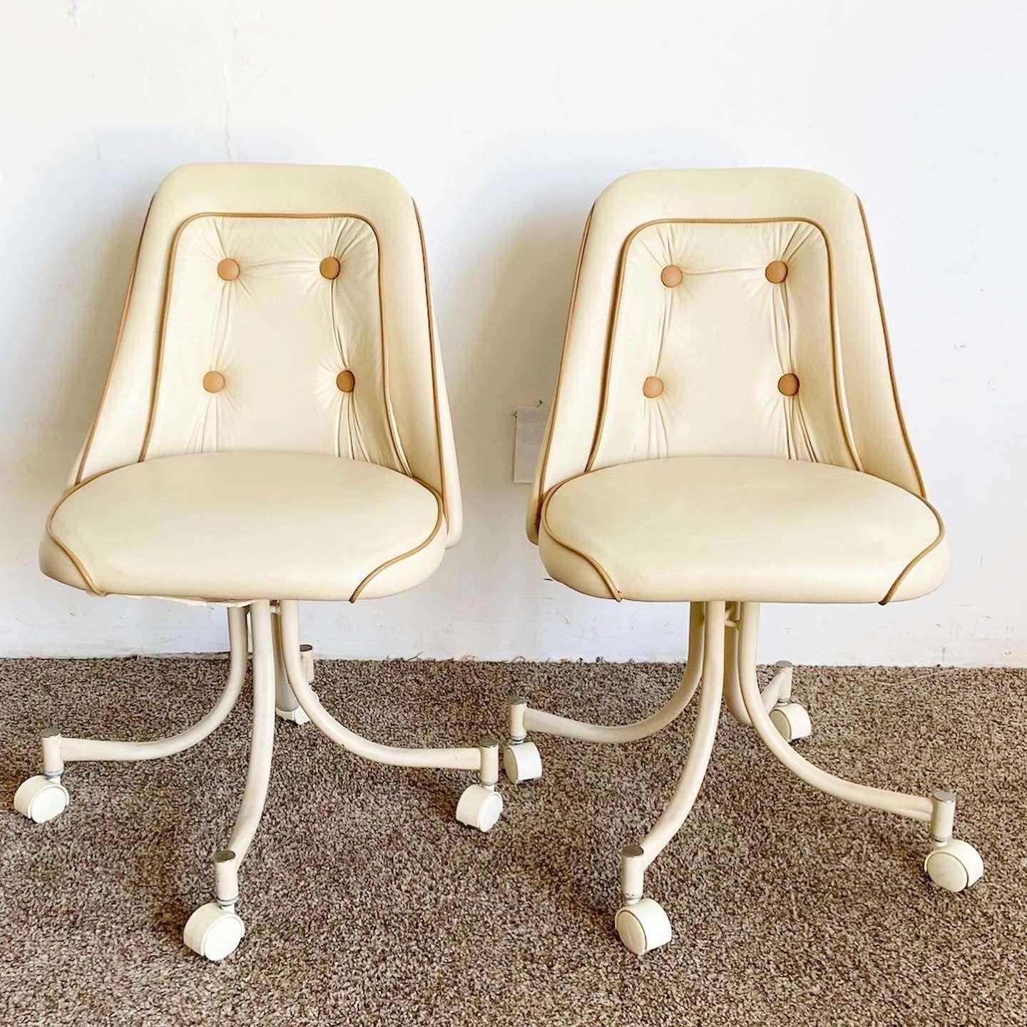Exceptional vintage mid century modern swivel dining chairs in casters. Each chair features a tan and brown vinyl seat cushion and tufted back rest.

Seat height is 19.0 in