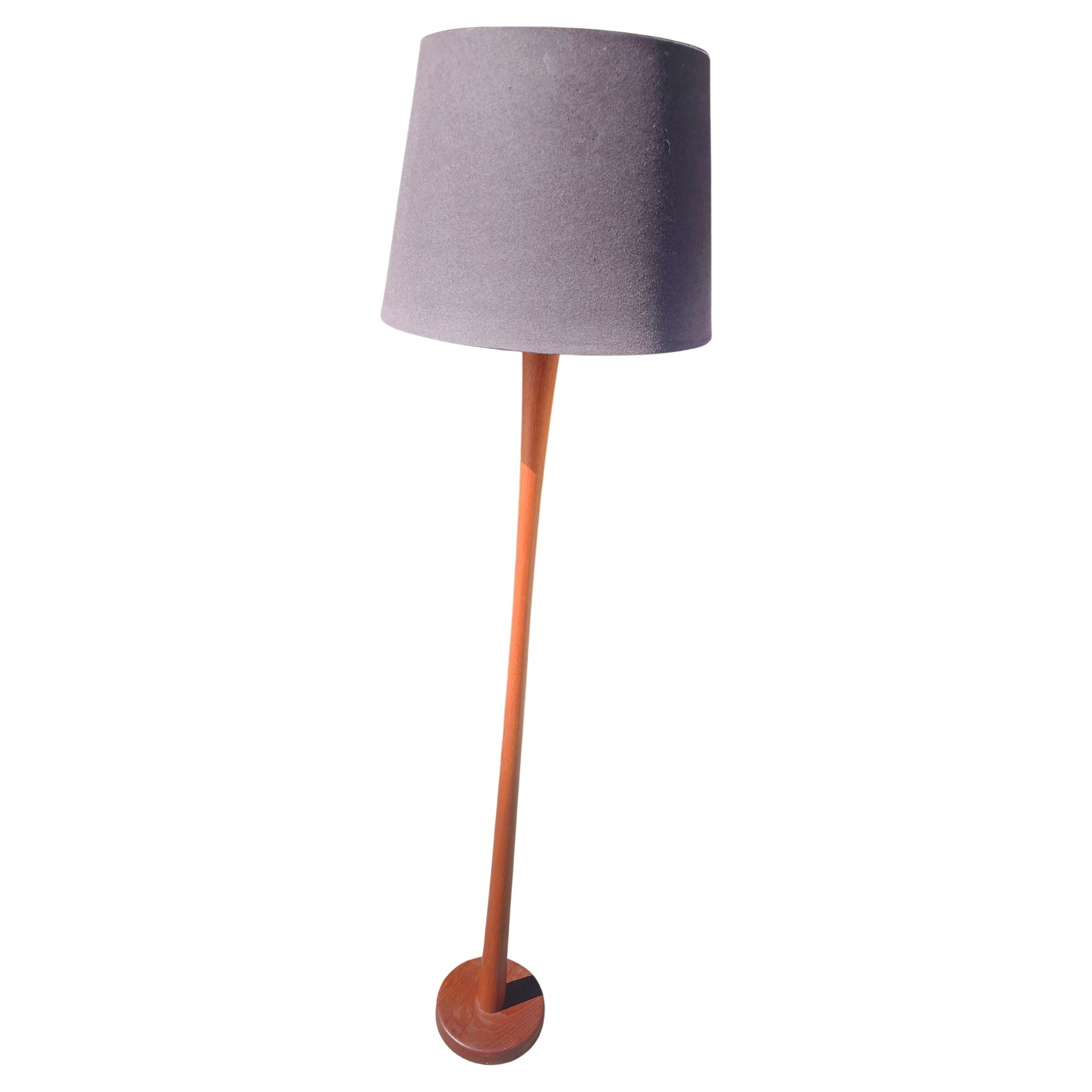 Moderne spitz zulaufende Stehlampe aus Nussbaumholz von Mel Smilow, Mid-Century Modern, 1955