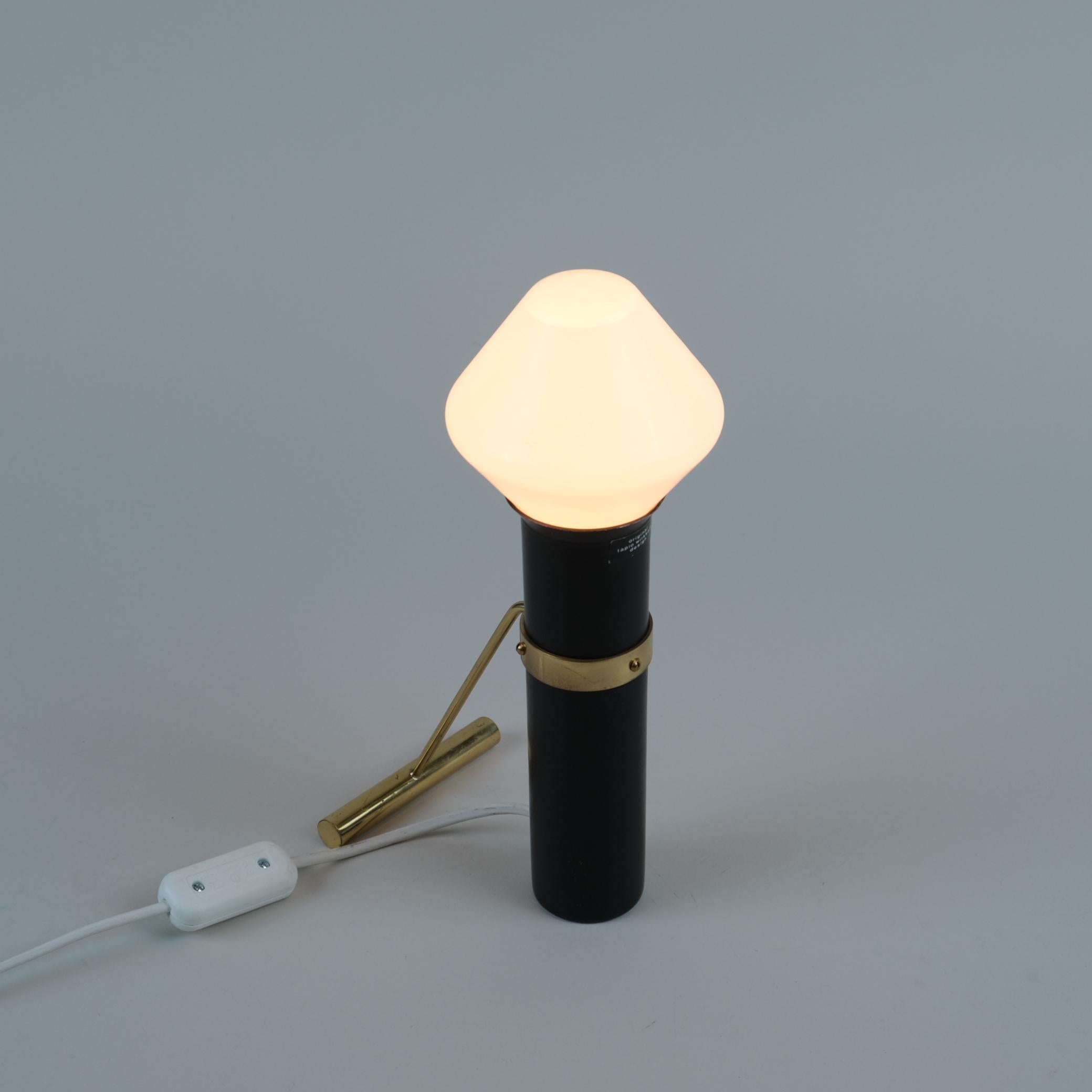 Cette lampe de table très rare et élégante, modèle K11-81 b, conçue par Tapio Wirkkala, est extrêmement difficile à trouver, ce qui fait de cette pièce un excellent complément à toute collection. Il objective la superbe compréhension de la géométrie