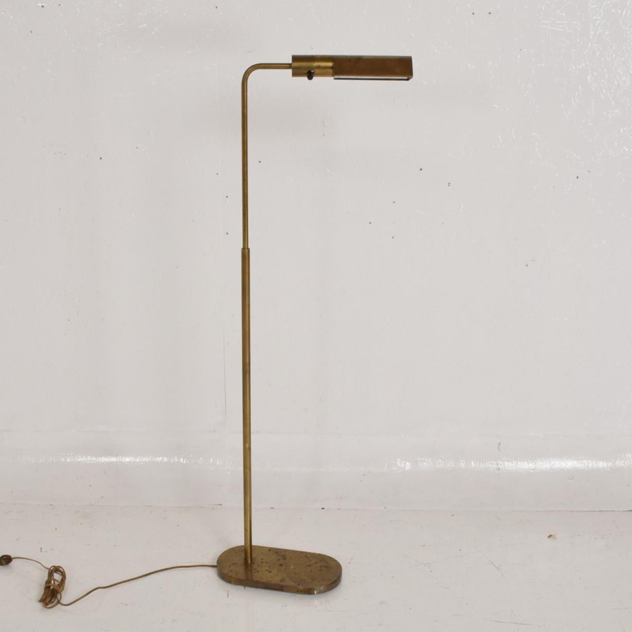 For your consideration, a Mid-Century Modern task pharmacy floor lamp by Casella.


Made in the USA, circa 1980s.


Brass with steel base. 


Dimensions: 47