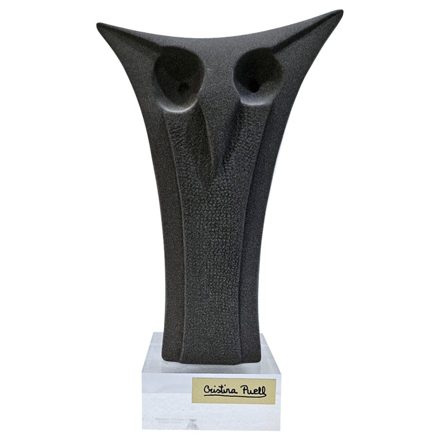 Scultura di gufo grigio-taupe di Cristina Puell, firmata sul retro, risalente alla metà del secolo scorso