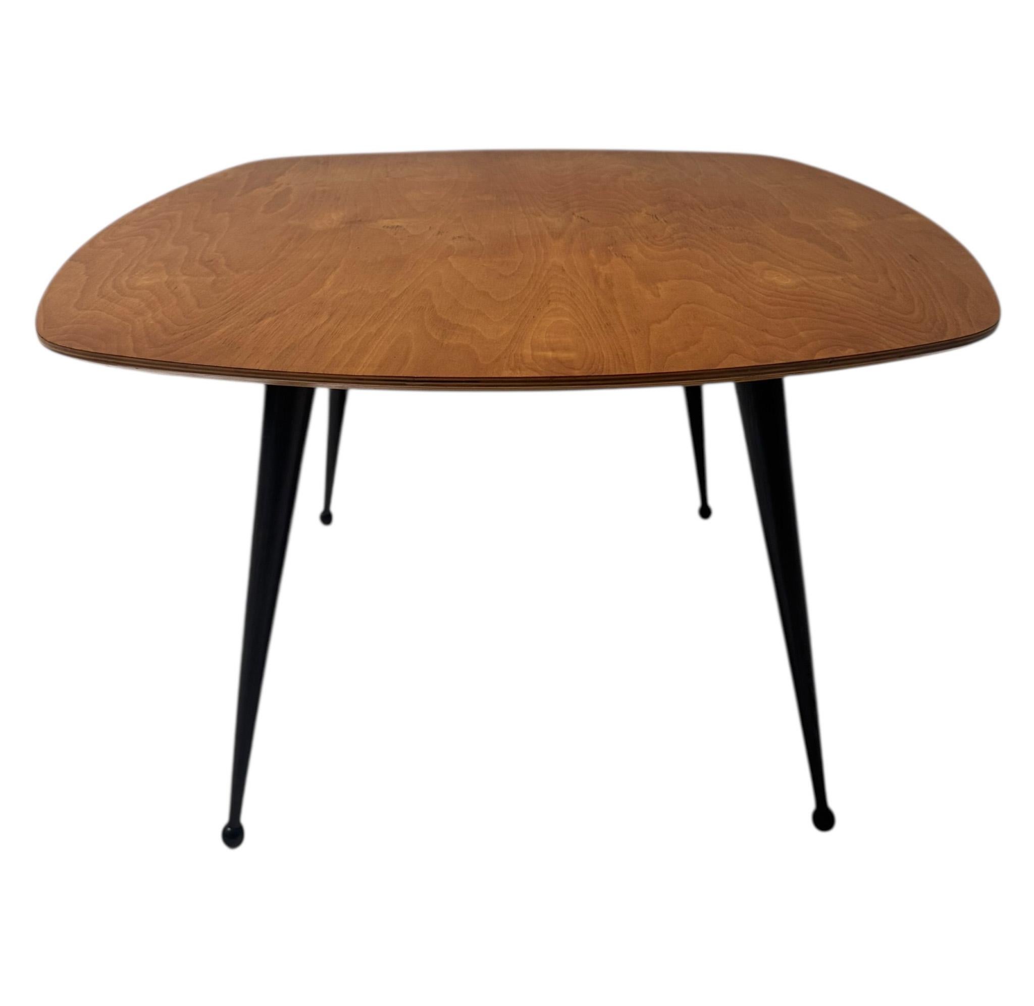Magnifique et rare table basse TB16 de style moderne du milieu du siècle.
Design/One par Cees Braakman pour Pastoe.
Un design néerlandais saisissant des années 1950.
Plateau d'origine en placage de bouleau sur quatre pieds d'origine en bois laqué