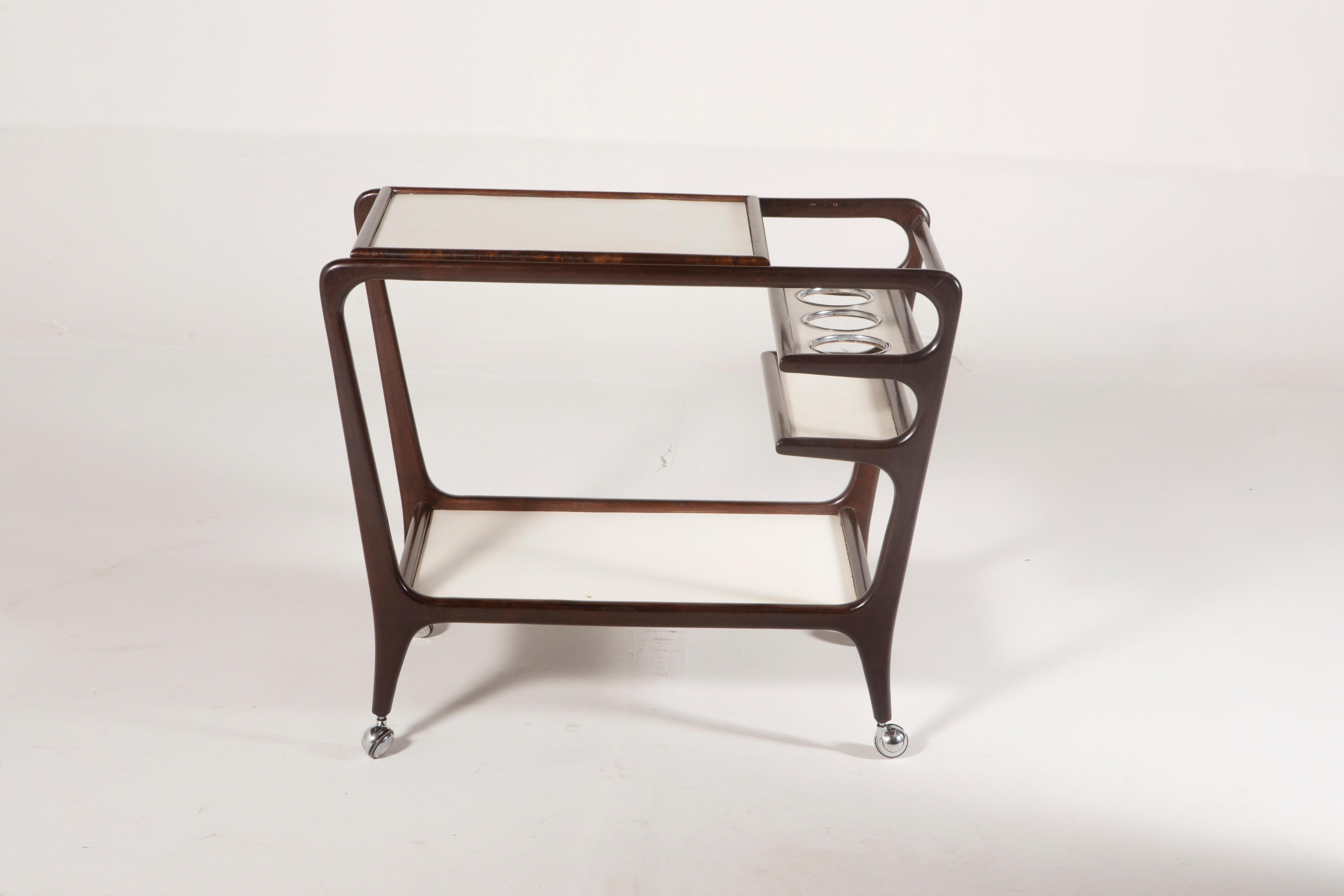Mid-Century Modern Tea Cart by Geraldo de Barros, 1950s


Geraldo de Barros crafted an ingenious tea cart featuring a unique four-level structure. 
Made of wood with Formica tops, this compact cart stands out with two larger levels at the top and