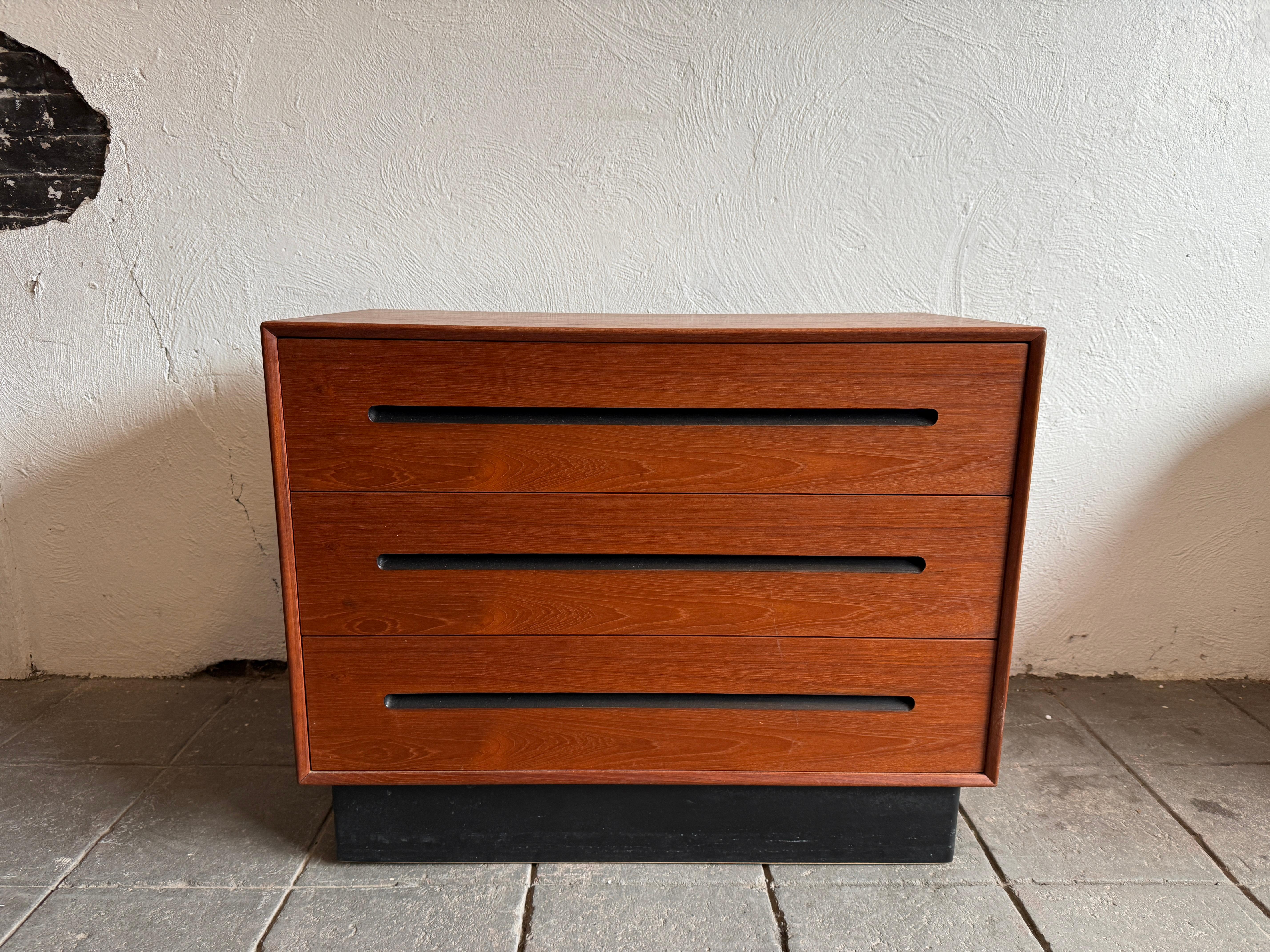 Beautiful Mid Century Modern Teak 3 drawer Dresser by Westnofa Made In Norway. Very simple design with inset handles with black lacquer paint. Very stunning curved design and teak wood grain. This dresser sits on a black lacquered plinth base. All