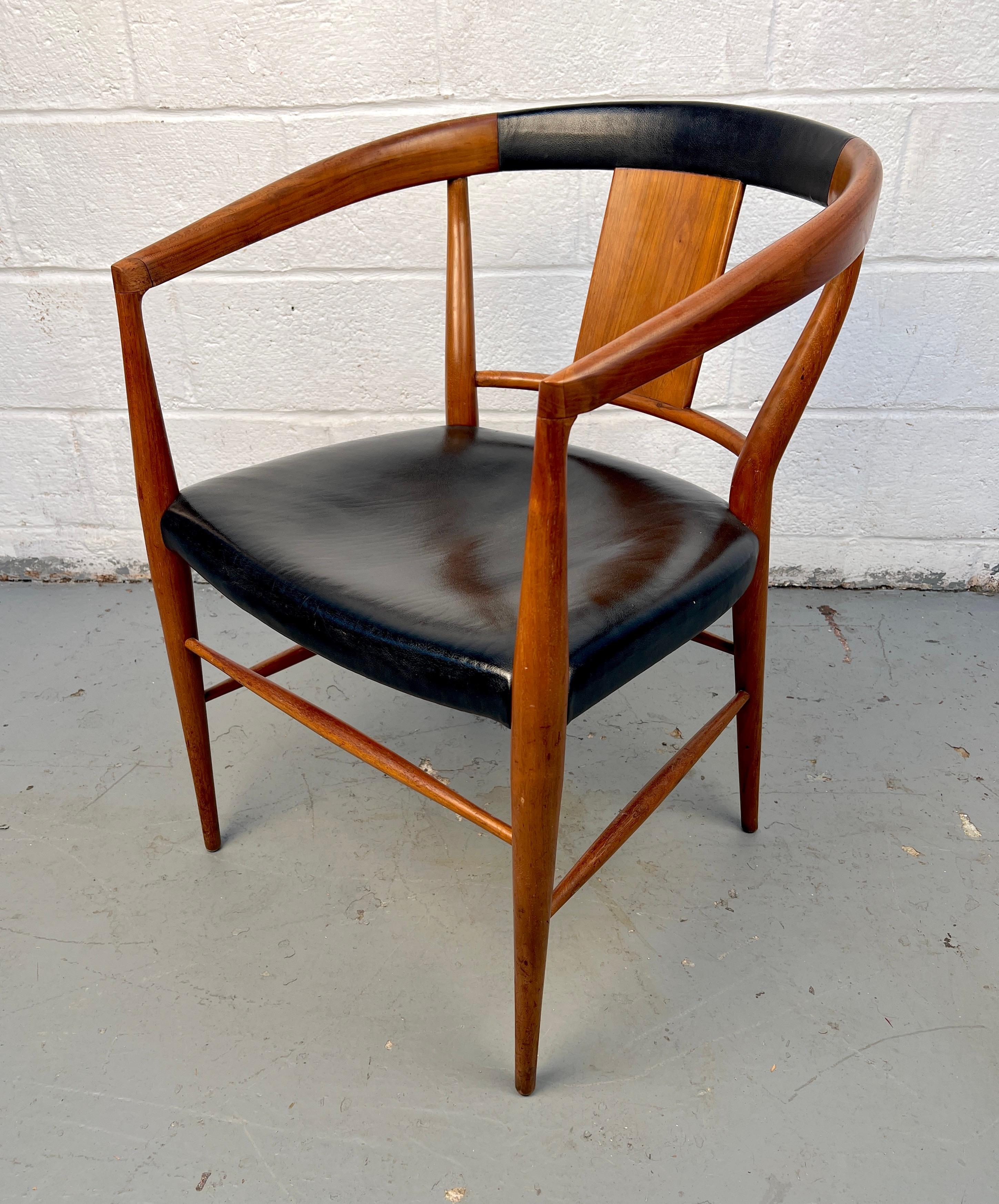 Elegante sedia moderna di metà secolo realizzata in pregiato teak e rivestita in pelle nera liscia. Combina un elegante design scandinavo con un comfort raffinato, perfetto come sedia d'accento, da scrivania o da pranzo.

Conferma la posizione