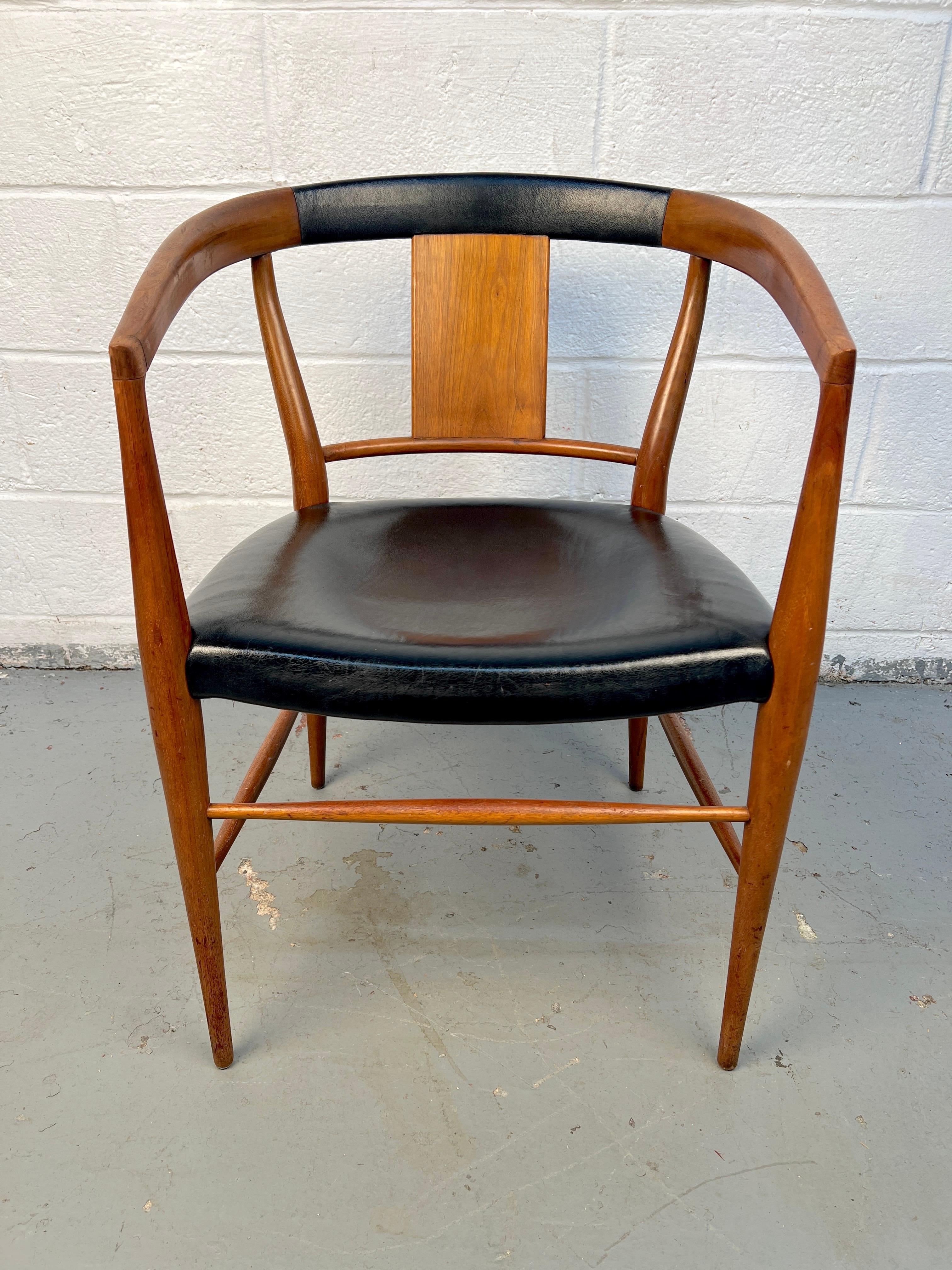 Mid-Century moderno Sedia moderna di metà secolo in teak e pelle nera in vendita