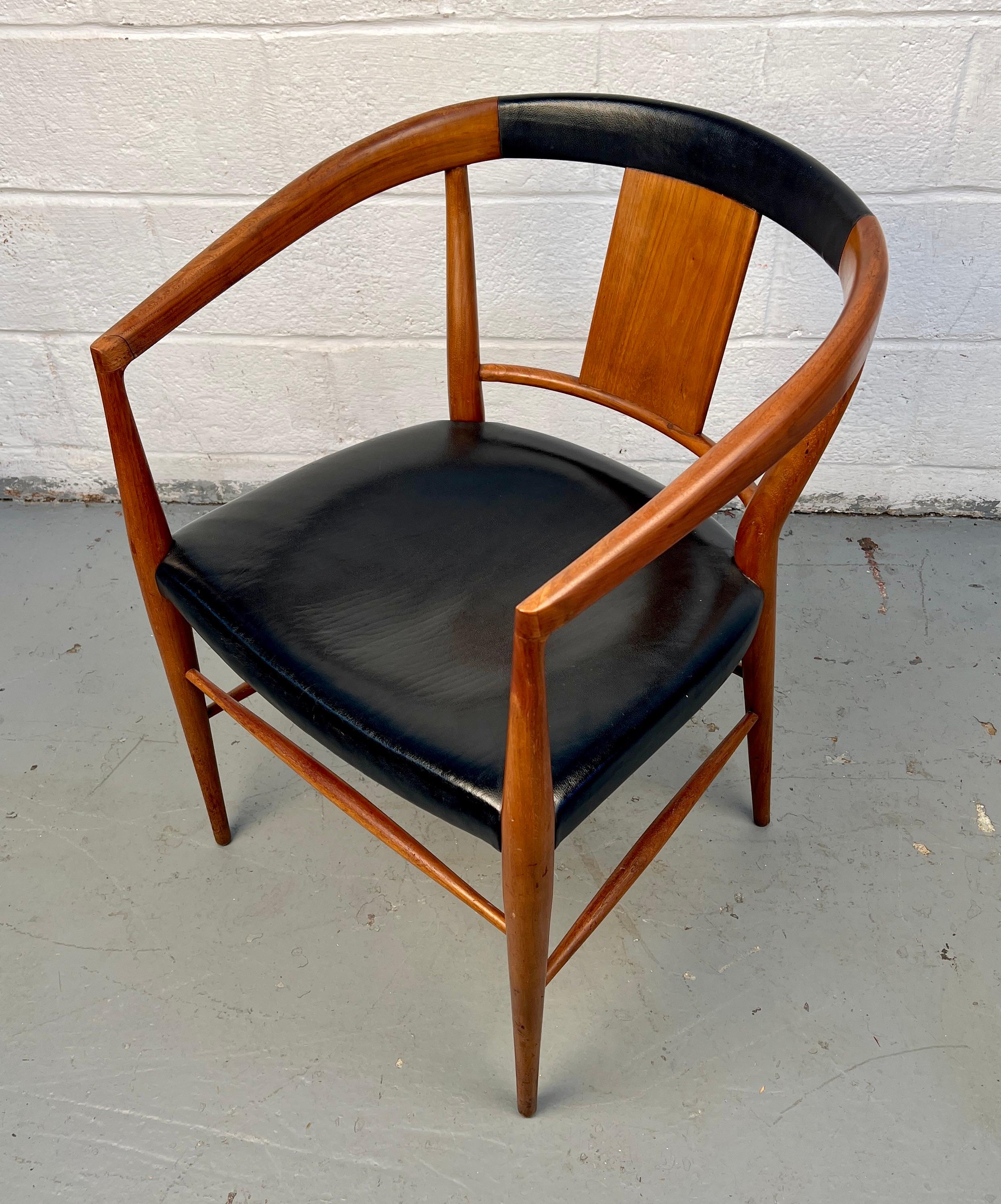 Sedia moderna di metà secolo in teak e pelle nera In condizioni buone in vendita a Brooklyn, NY