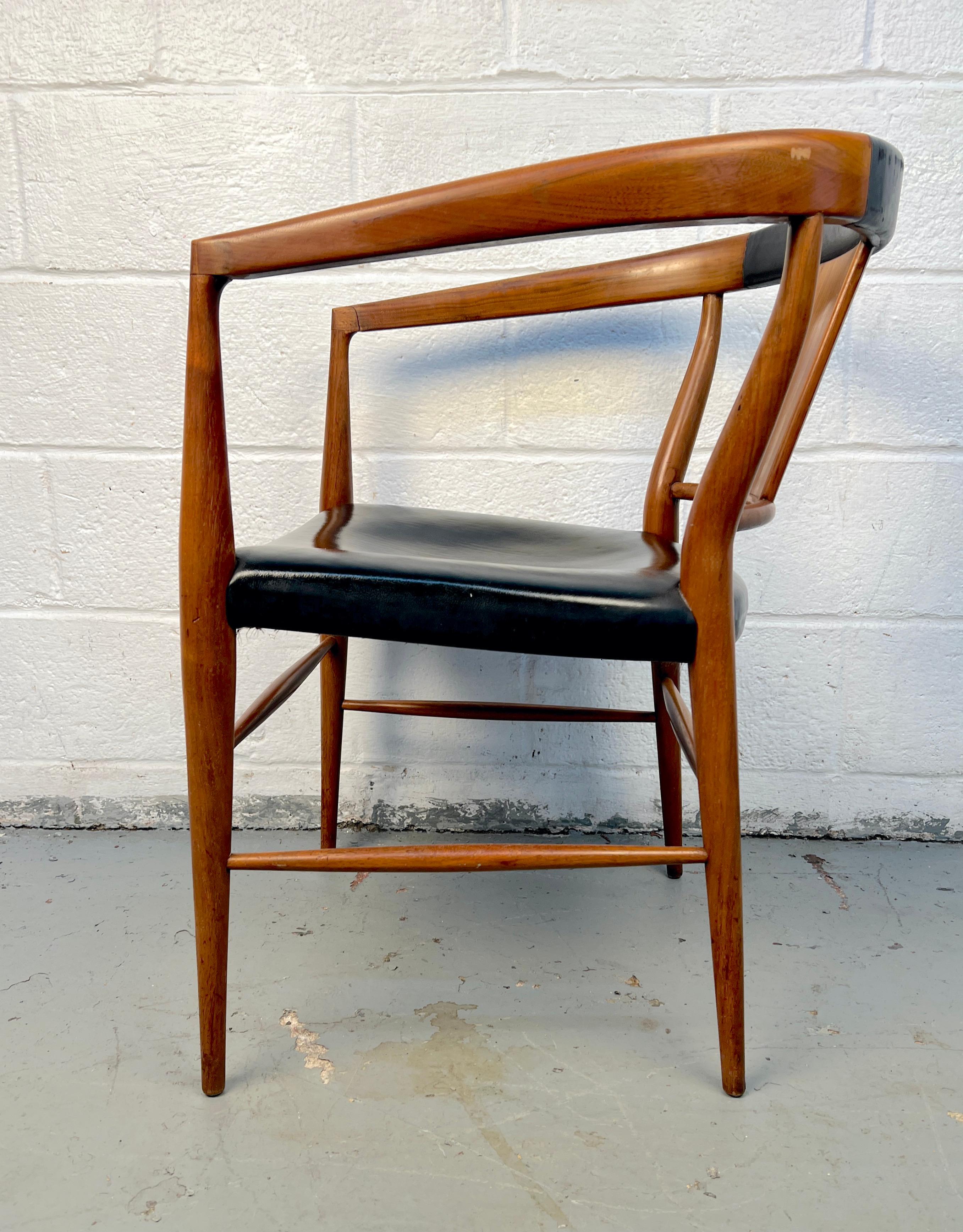 Pelle Sedia moderna di metà secolo in teak e pelle nera in vendita
