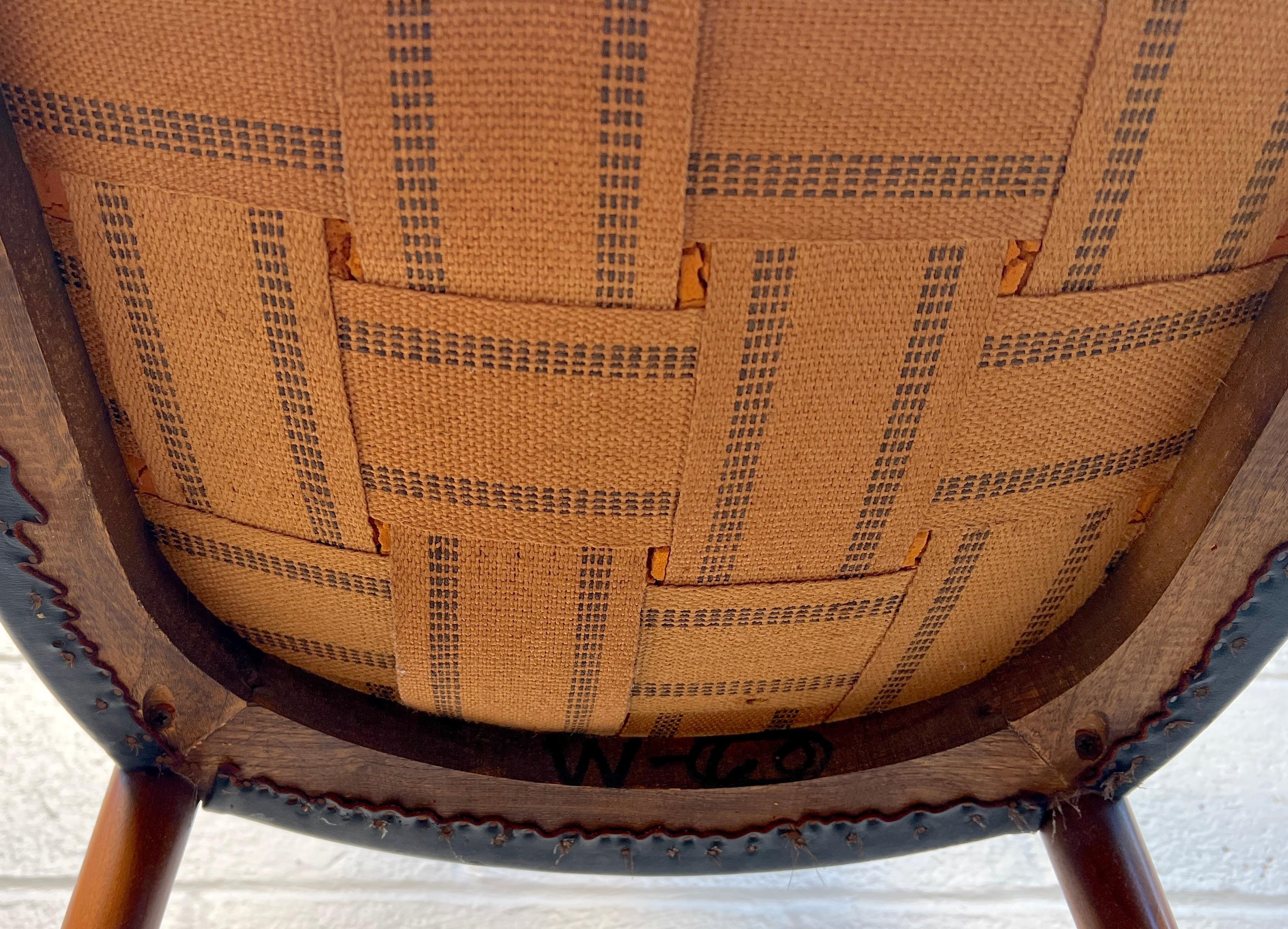 Sedia moderna di metà secolo in teak e pelle nera in vendita 2