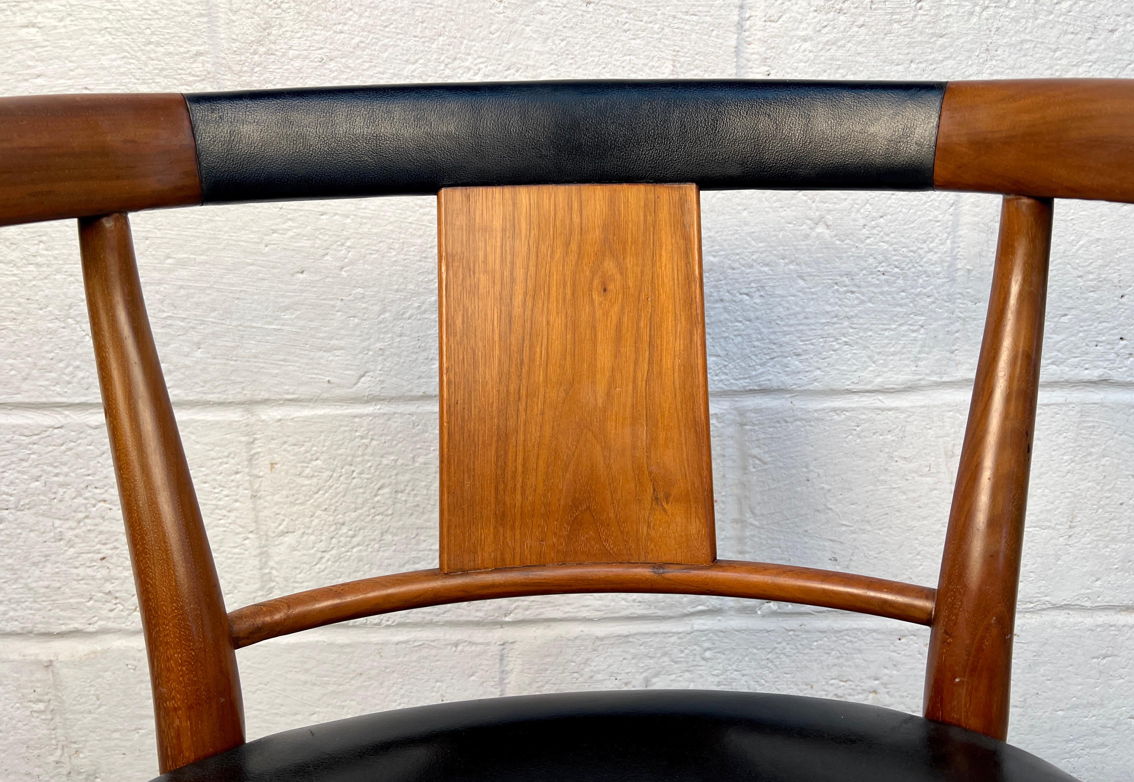 Sedia moderna di metà secolo in teak e pelle nera in vendita 3