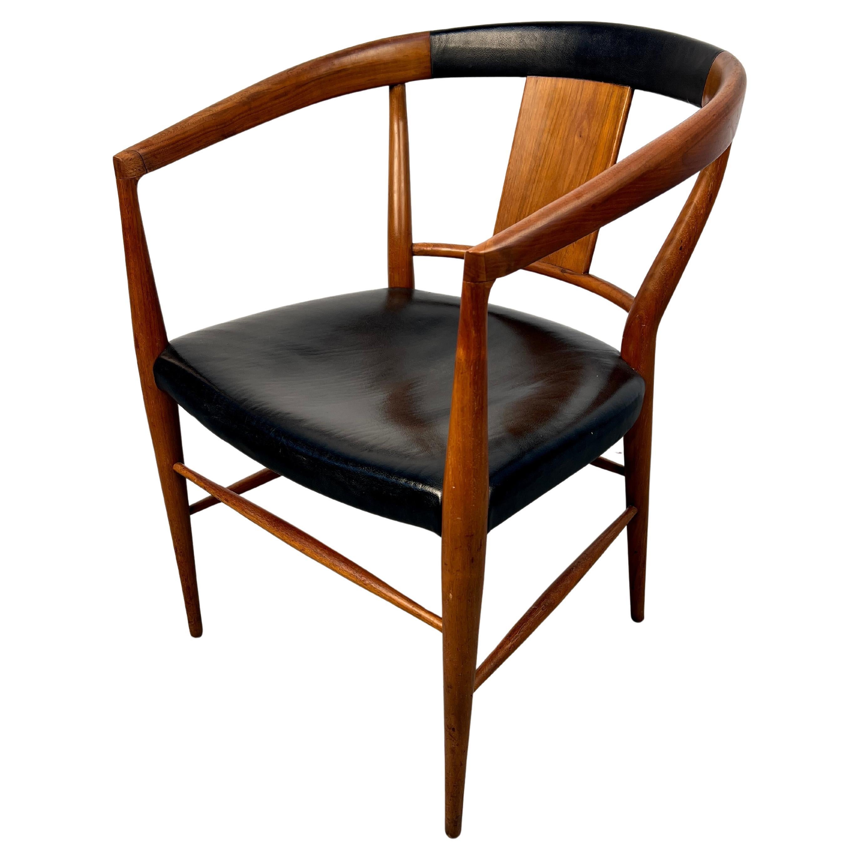 Sedia moderna di metà secolo in teak e pelle nera