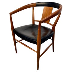 Sedia moderna di metà secolo in teak e pelle nera