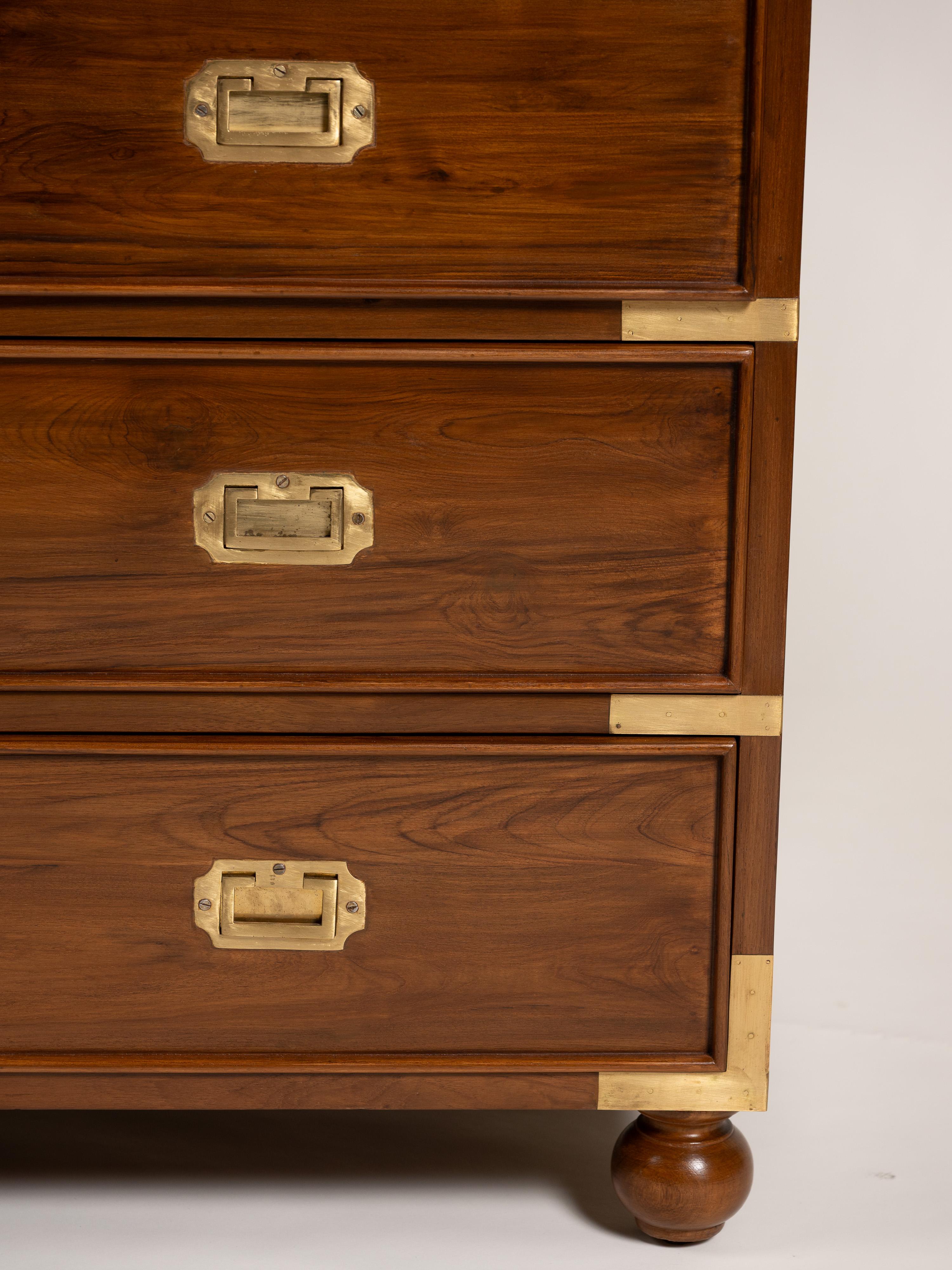 Stile Campaign Cassettone in teak e ottone di metà secolo moderno con otto cassetti, Inghilterra in vendita
