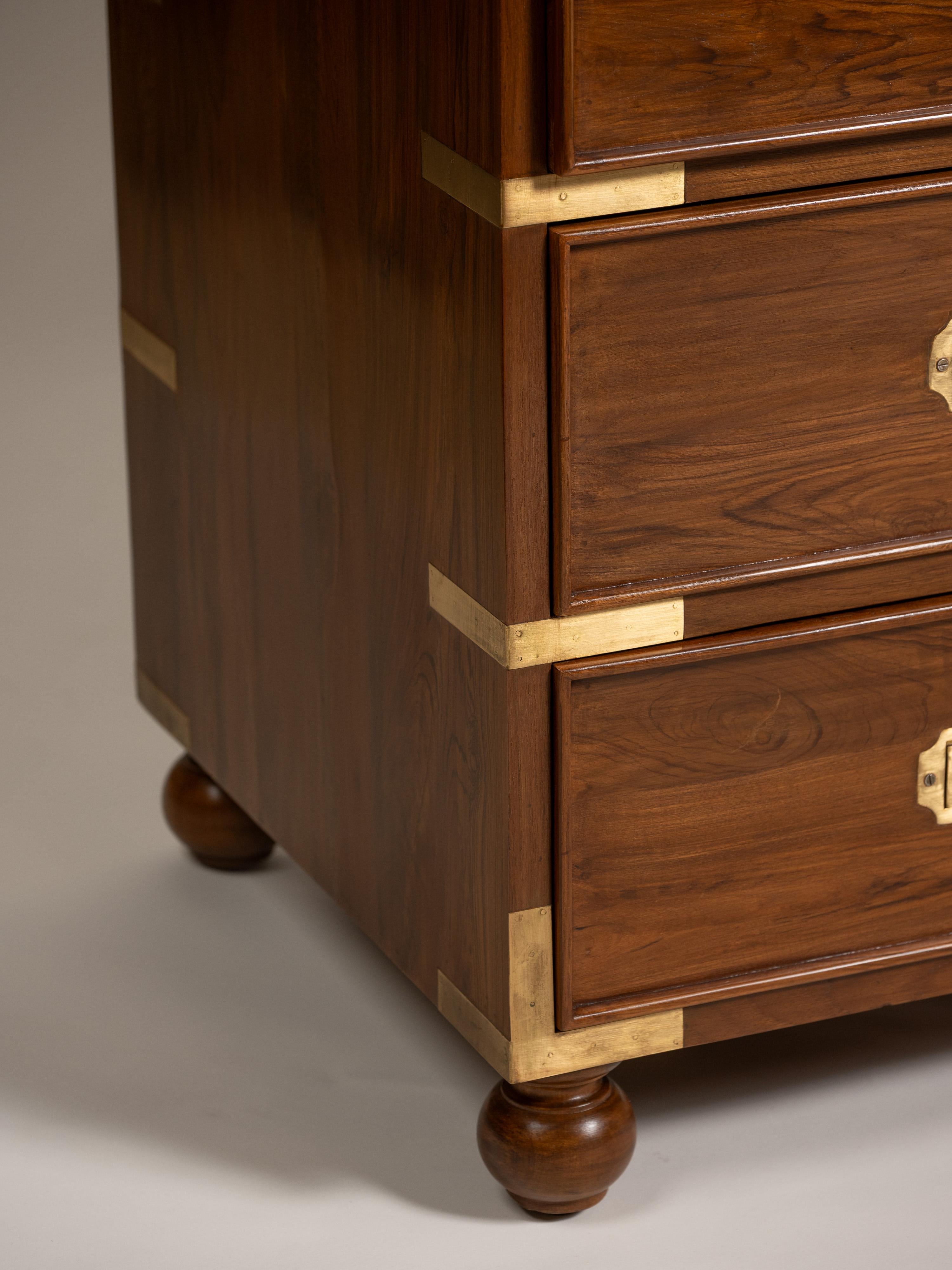 Inglese Cassettone in teak e ottone di metà secolo moderno con otto cassetti, Inghilterra in vendita