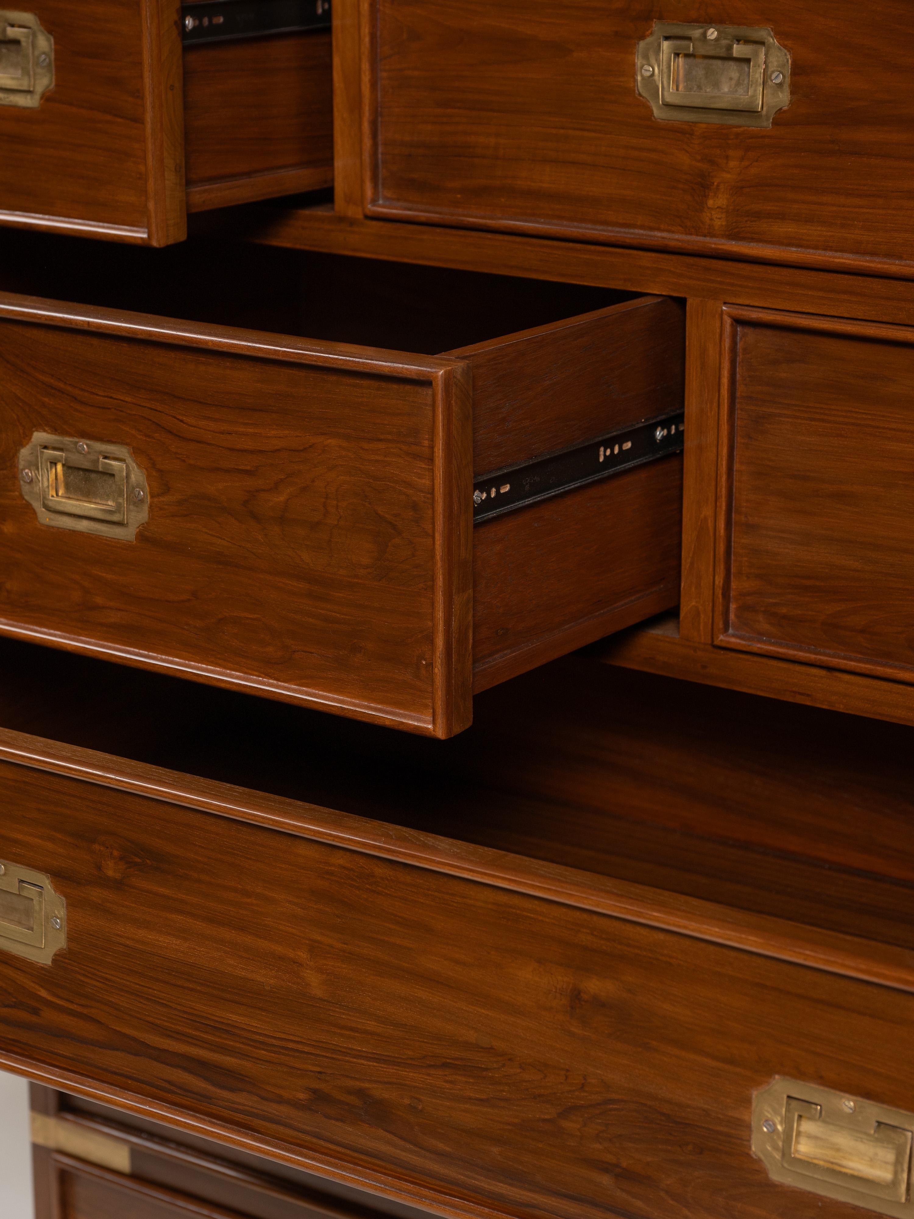 Cassettone in teak e ottone di metà secolo moderno con otto cassetti, Inghilterra In condizioni buone in vendita a San Francisco, CA