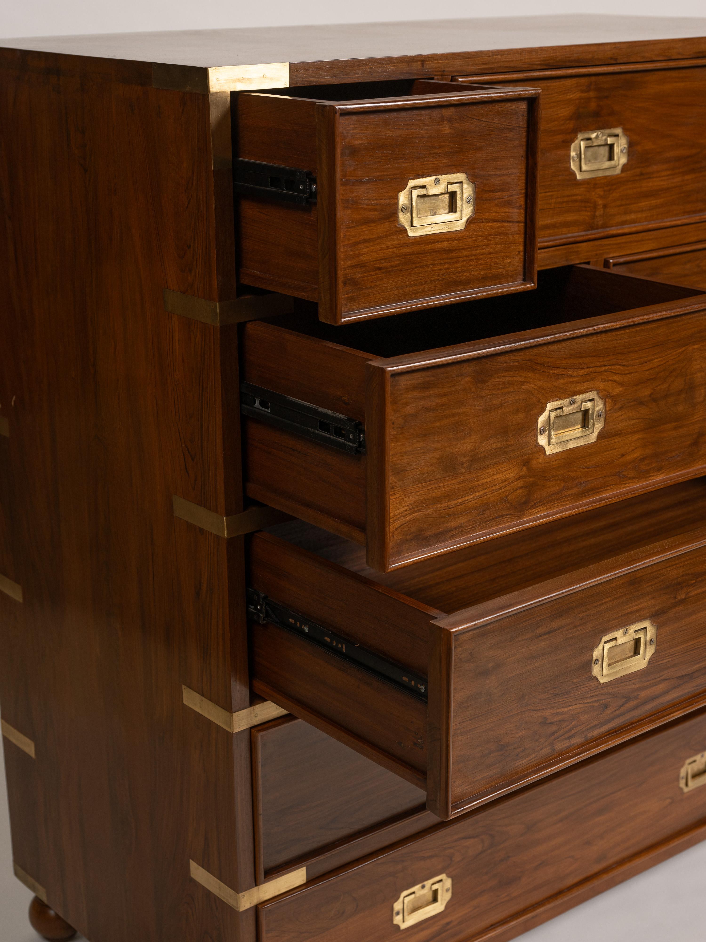 XX secolo Cassettone in teak e ottone di metà secolo moderno con otto cassetti, Inghilterra in vendita