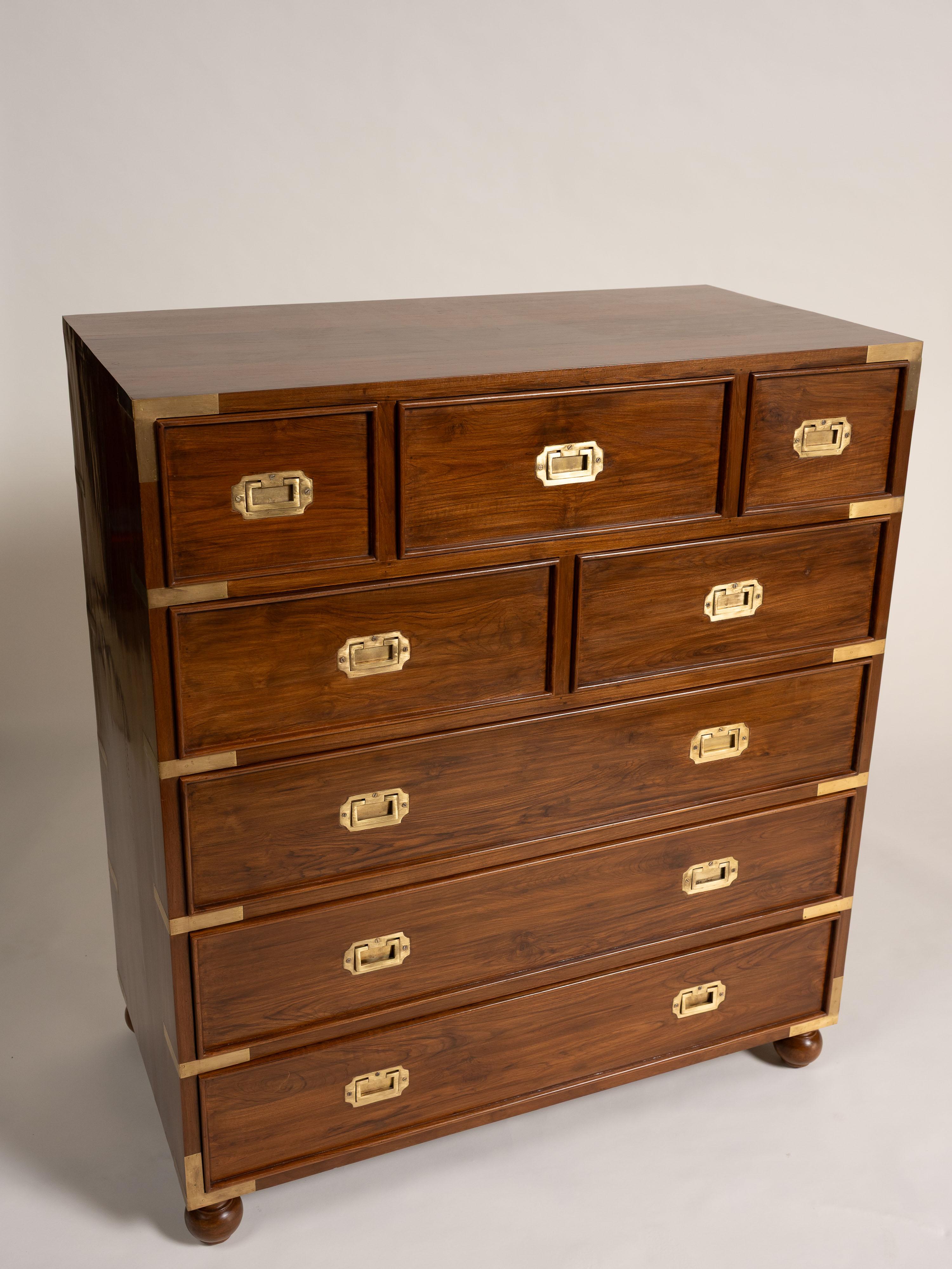 Ottone Cassettone in teak e ottone di metà secolo moderno con otto cassetti, Inghilterra in vendita