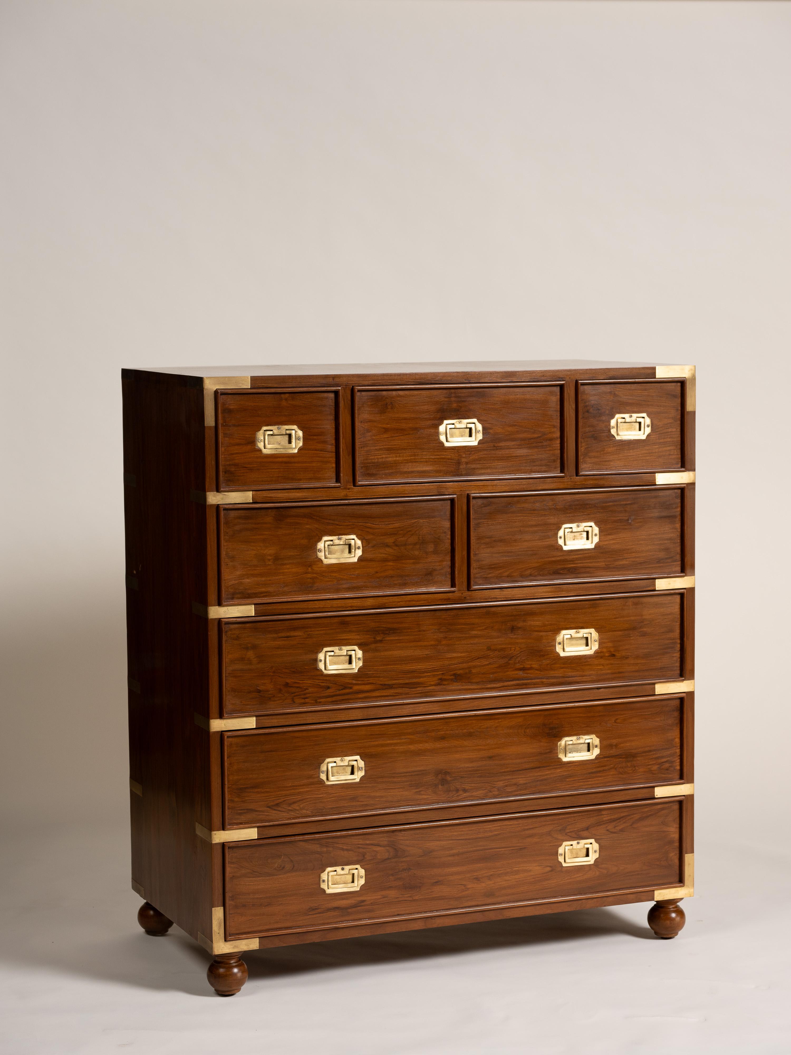 Cassettone in teak e ottone di metà secolo moderno con otto cassetti, Inghilterra in vendita 1