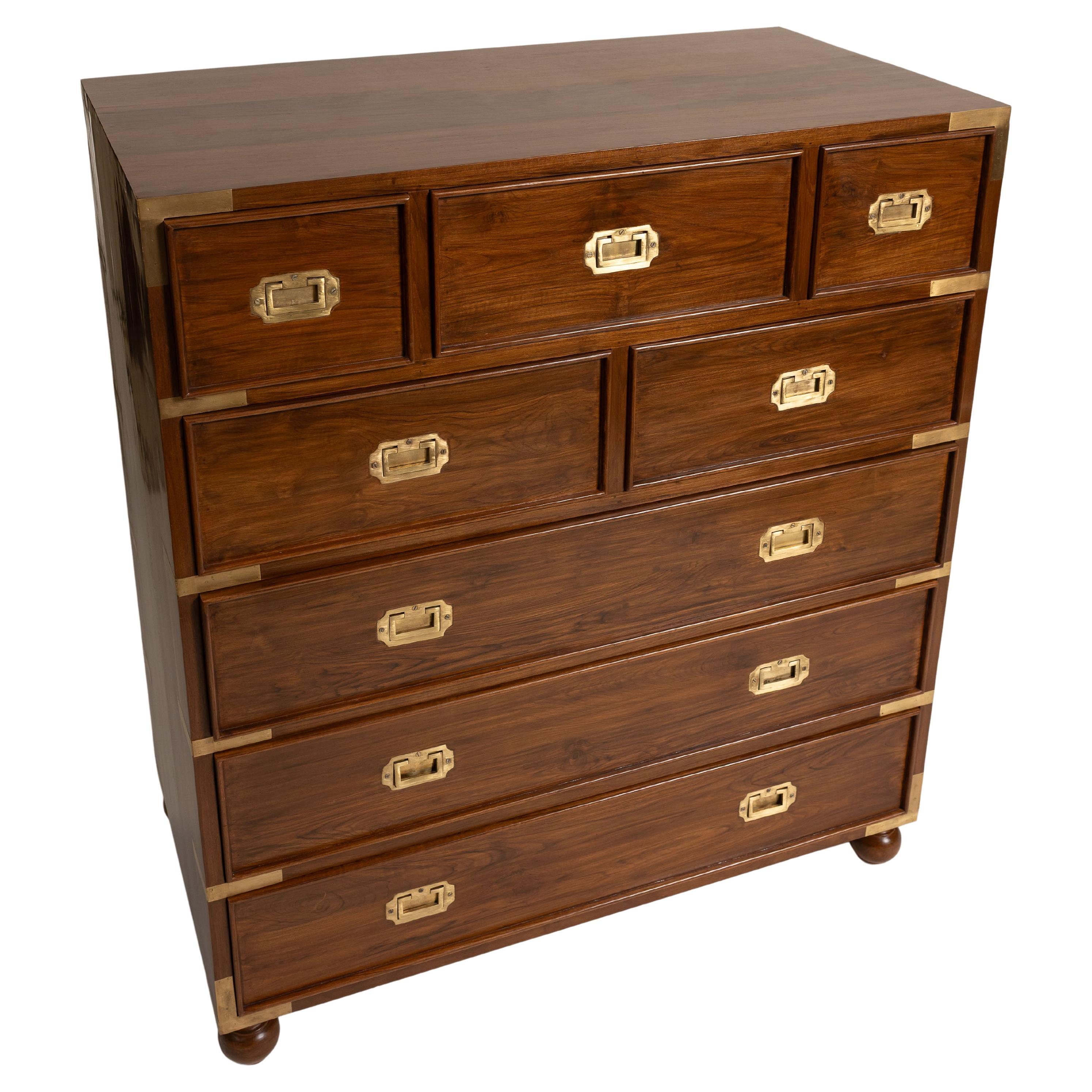 Cassettone in teak e ottone di metà secolo moderno con otto cassetti, Inghilterra