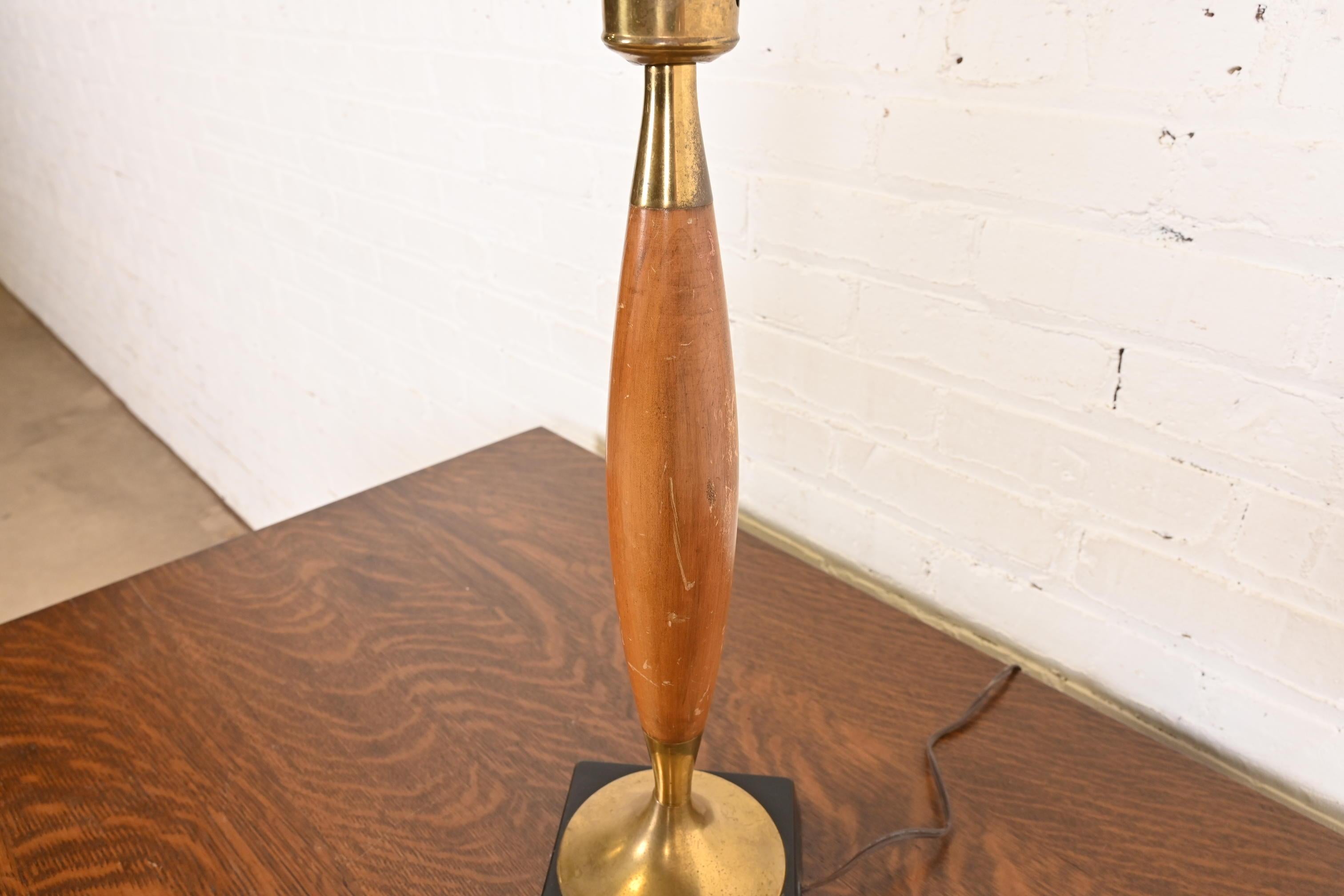 Lámpara de escritorio o sobremesa moderna de mediados de siglo de teca y latón, circa años 50 en venta 3