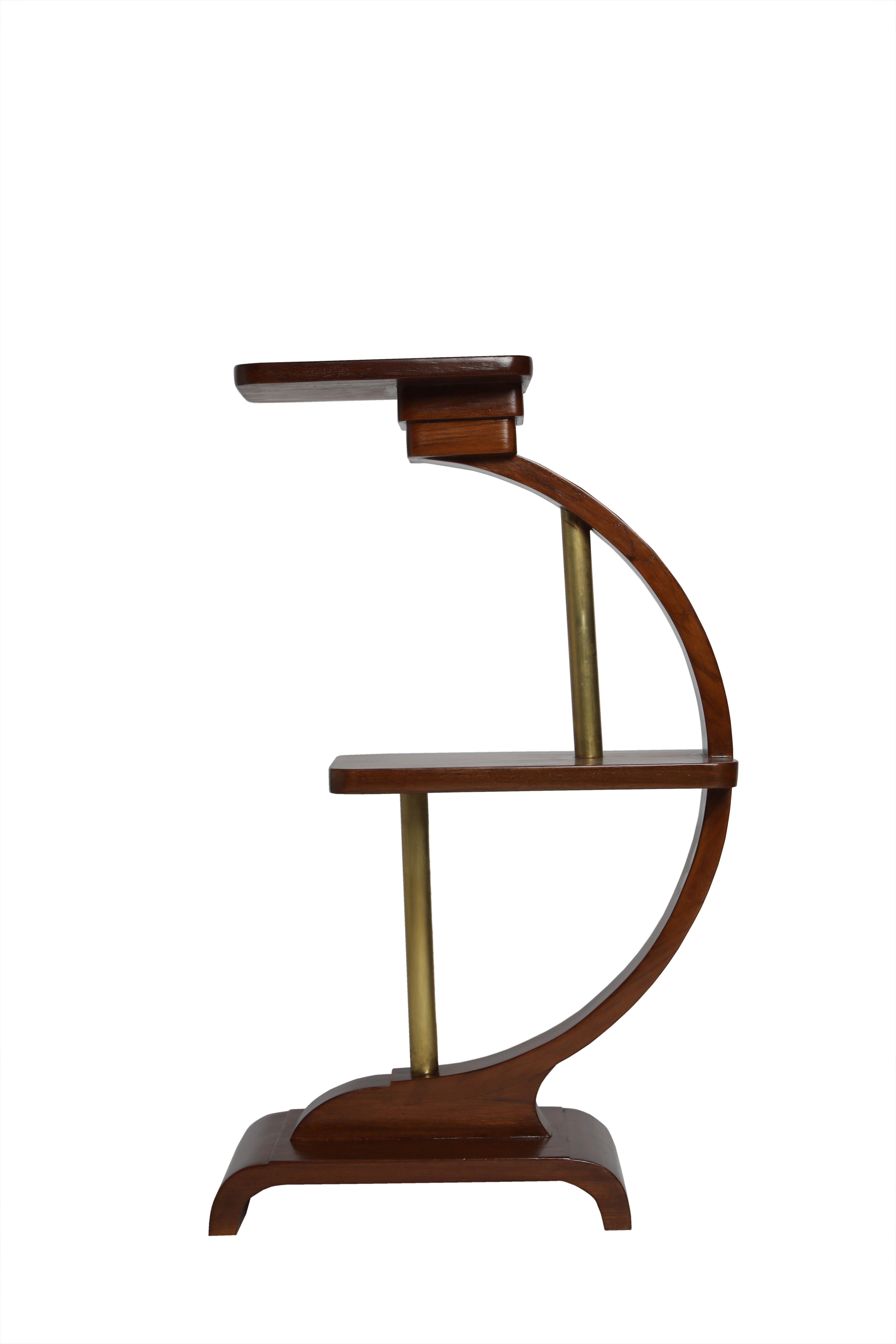 Mid-Century Modern Stands ou tables d'appoint en teck et laiton de The Modernity en vente