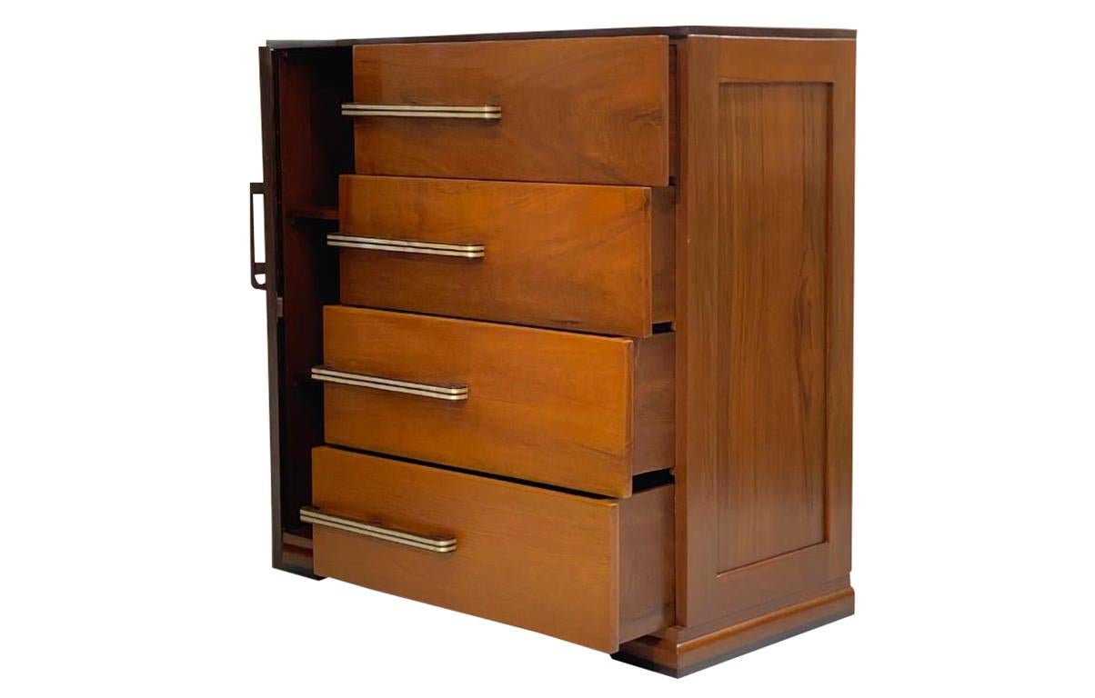 Una splendida cassettiera o cassettone in stile Mid-Century Modern realizzata in teak massiccio con accenti in palissandro.  Anche le maniglie sono in teak con intarsi cromati.  Quattro cassetti di buone dimensioni con un mobile laterale a sinistra