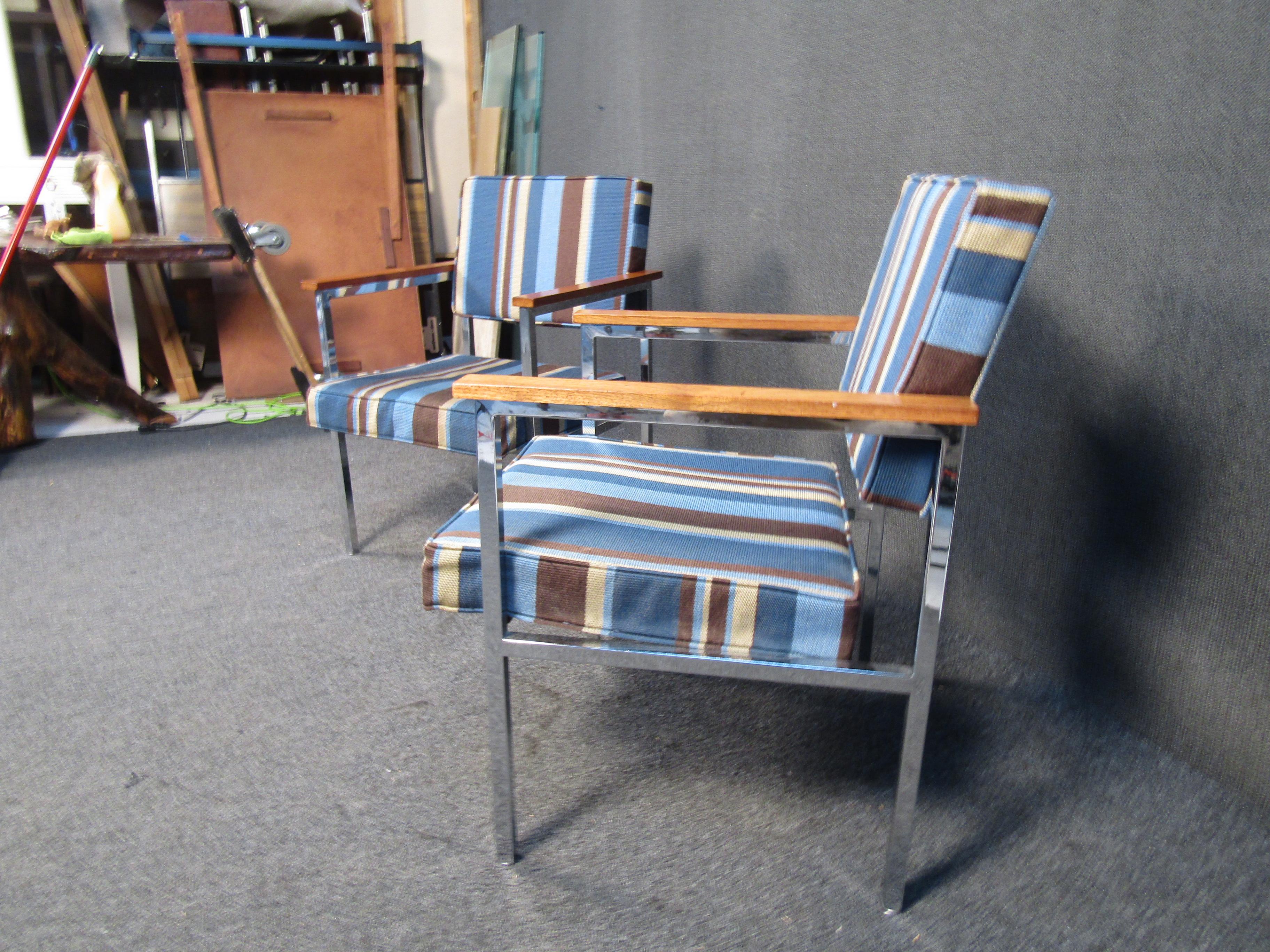 Mid-Century Modern Teak and Metal Club Chairs In Good Condition For Sale In Brooklyn, NY