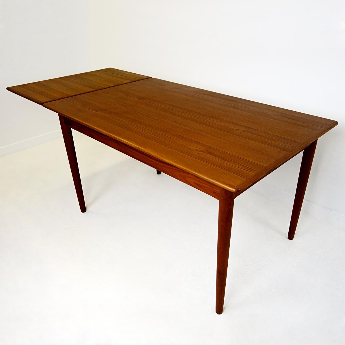Mid-Century Modern Teak and Oak Extendable Scandinavian Dining Table  For Sale 3