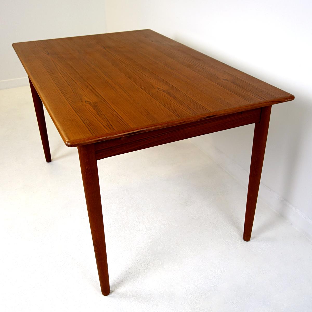 Mid-Century Modern Teak and Oak Extendable Scandinavian Dining Table  For Sale 5