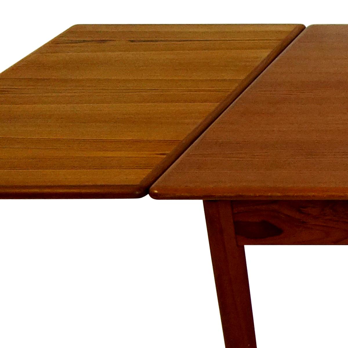 This gorgeous dining table has all the style elements of Classic Mid-Century Modern Scandinavian design. It is made of teak and oakwood and looks very sleek, elegant and very well proportioned.
Apart from being a feast for the eye this table is also