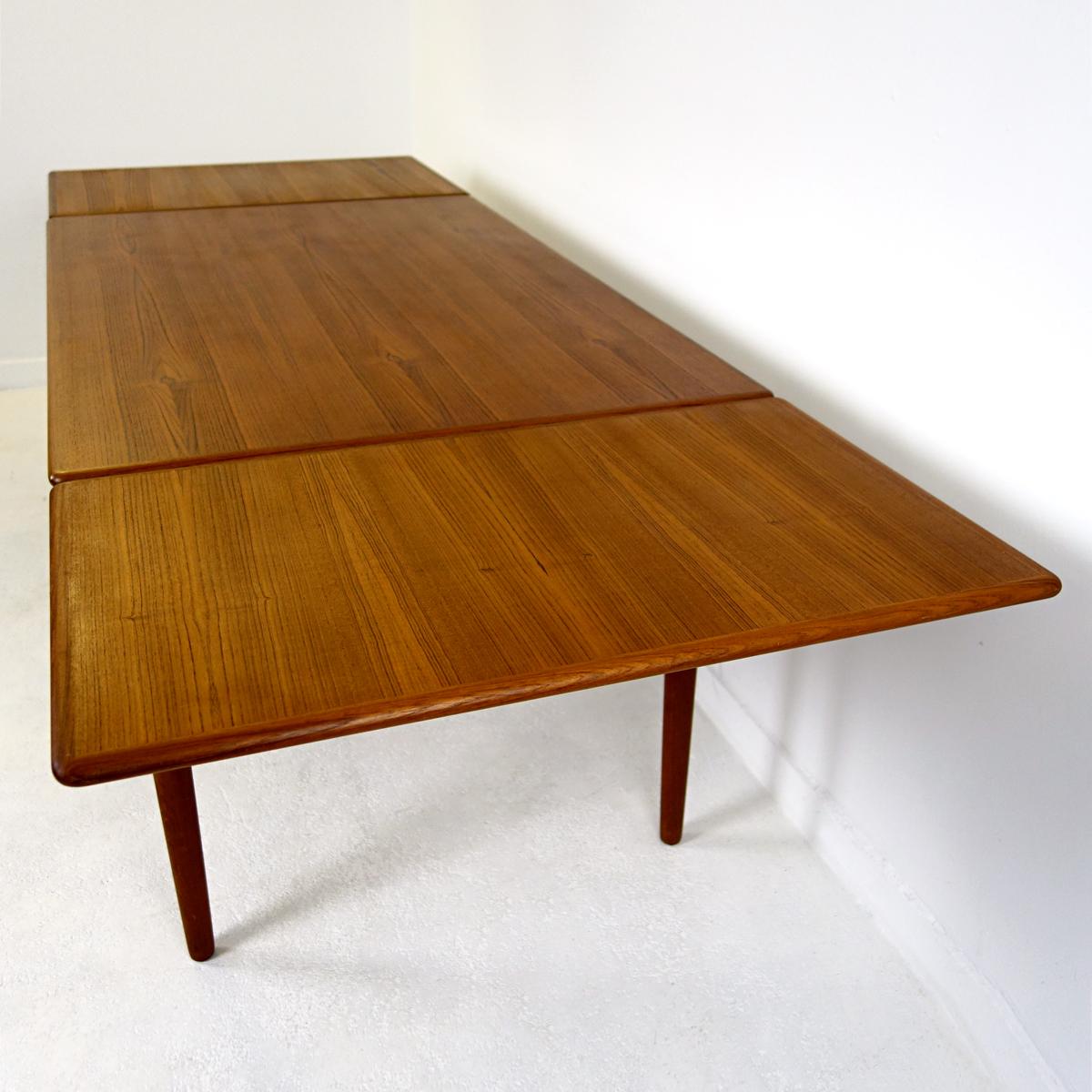 20th Century Mid-Century Modern Teak and Oak Extendable Scandinavian Dining Table  For Sale