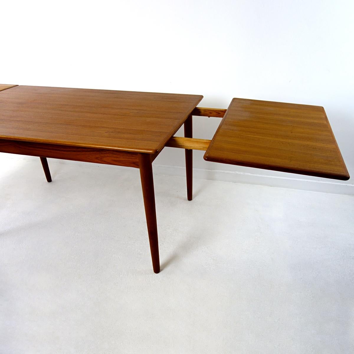 Mid-Century Modern Teak and Oak Extendable Scandinavian Dining Table  For Sale 1