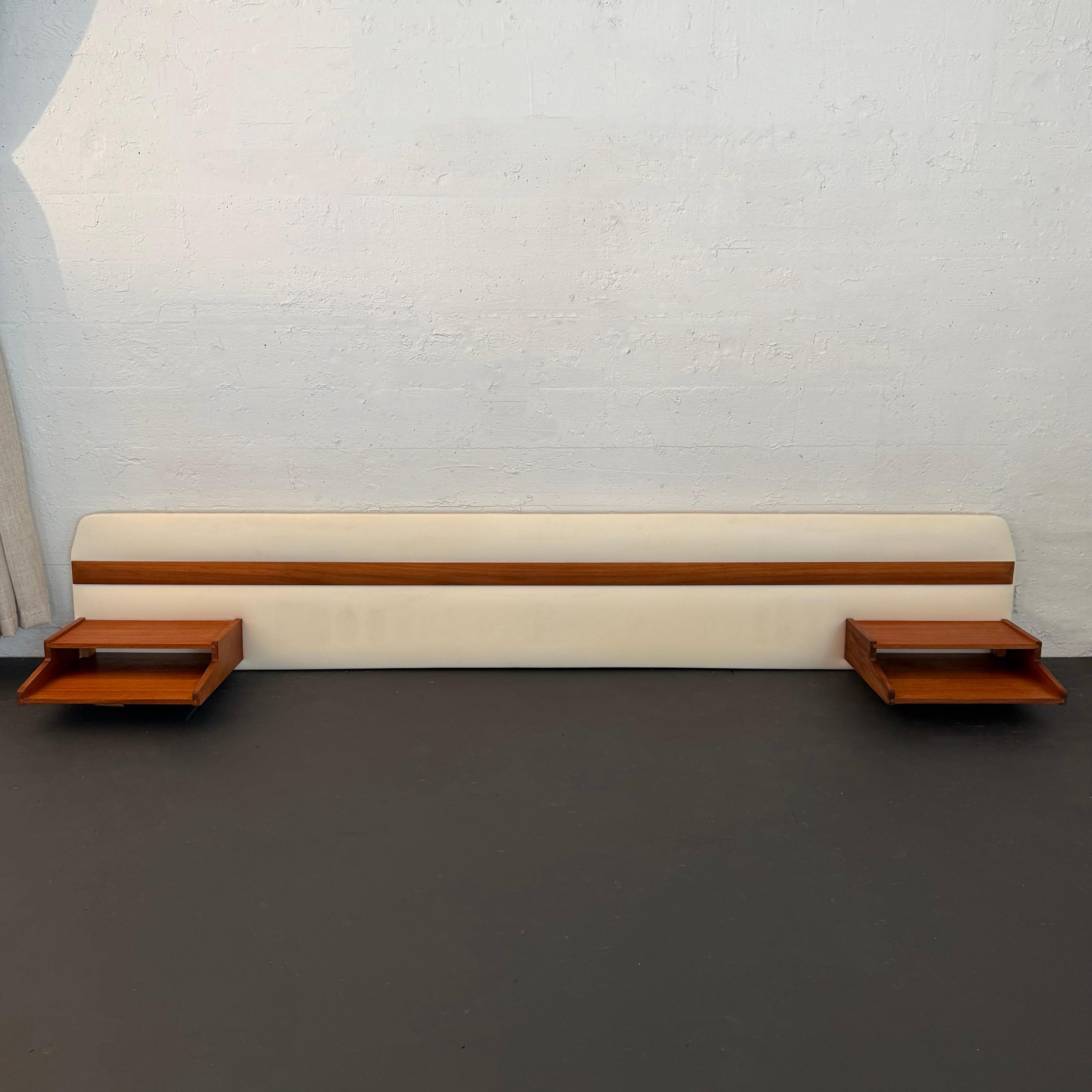 Cette tête de lit ultra élégante en teck et en similicuir, de style moderne du milieu du siècle, avec ses tables de chevet, a été fabriquée par Myers Furniture au Royaume-Uni vers les années 1960. Ce modèle minimal est doté d'un dossier rembourré en