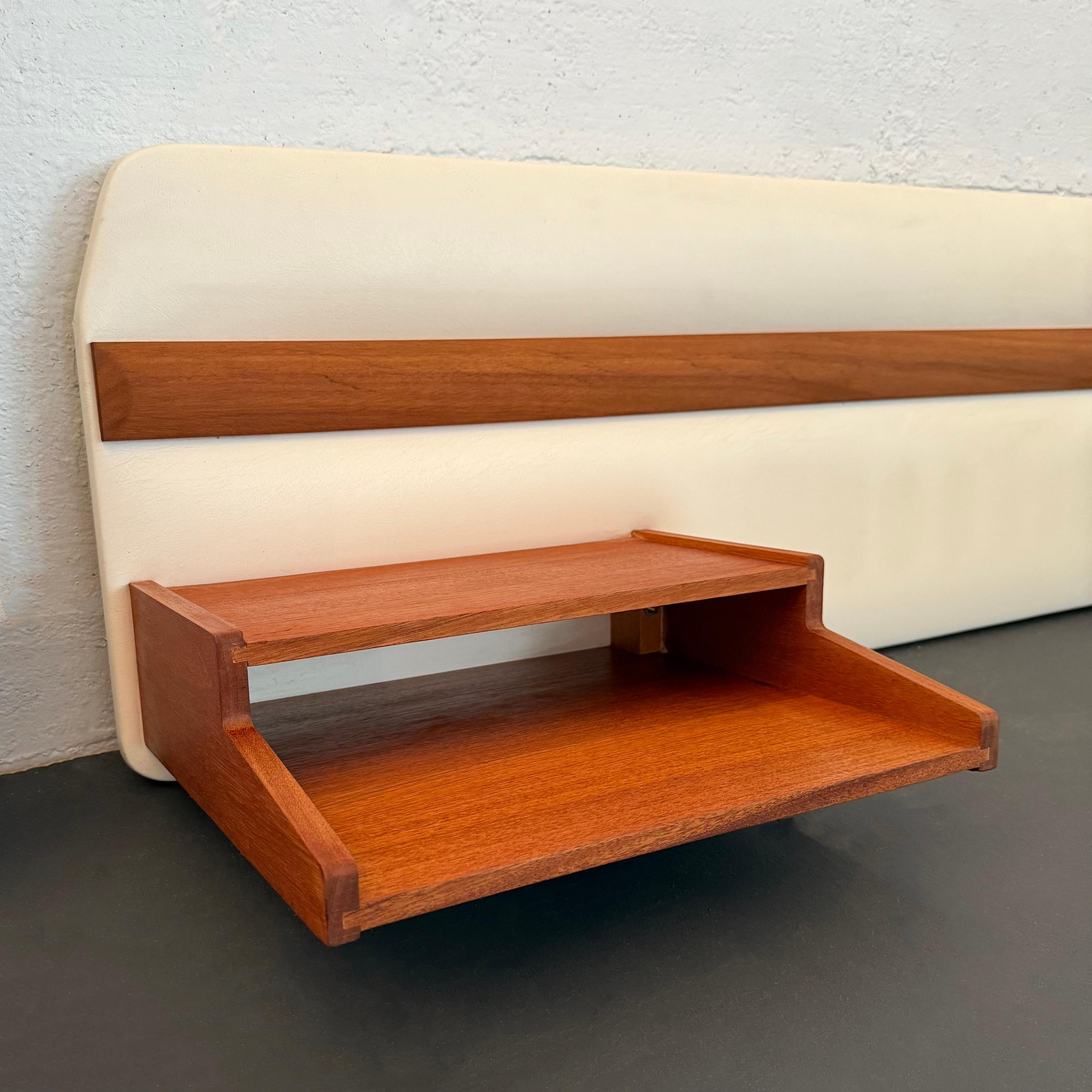 Britannique Tête de lit et tables de nuit en teck et vinyle de style moderne du milieu du siècle par Myers en vente