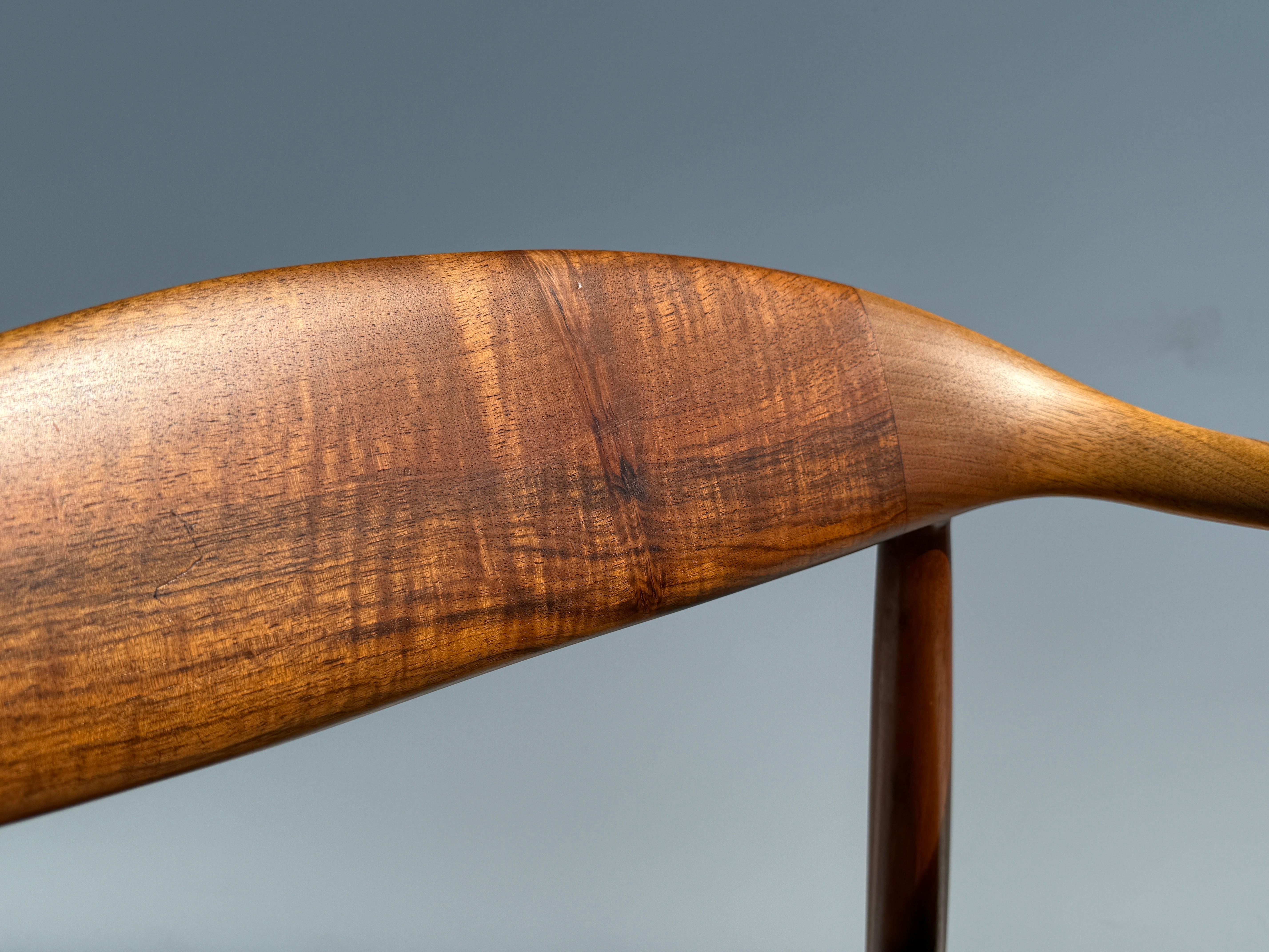 Sculpté Fauteuil en teck moderne du milieu du siècle en vente