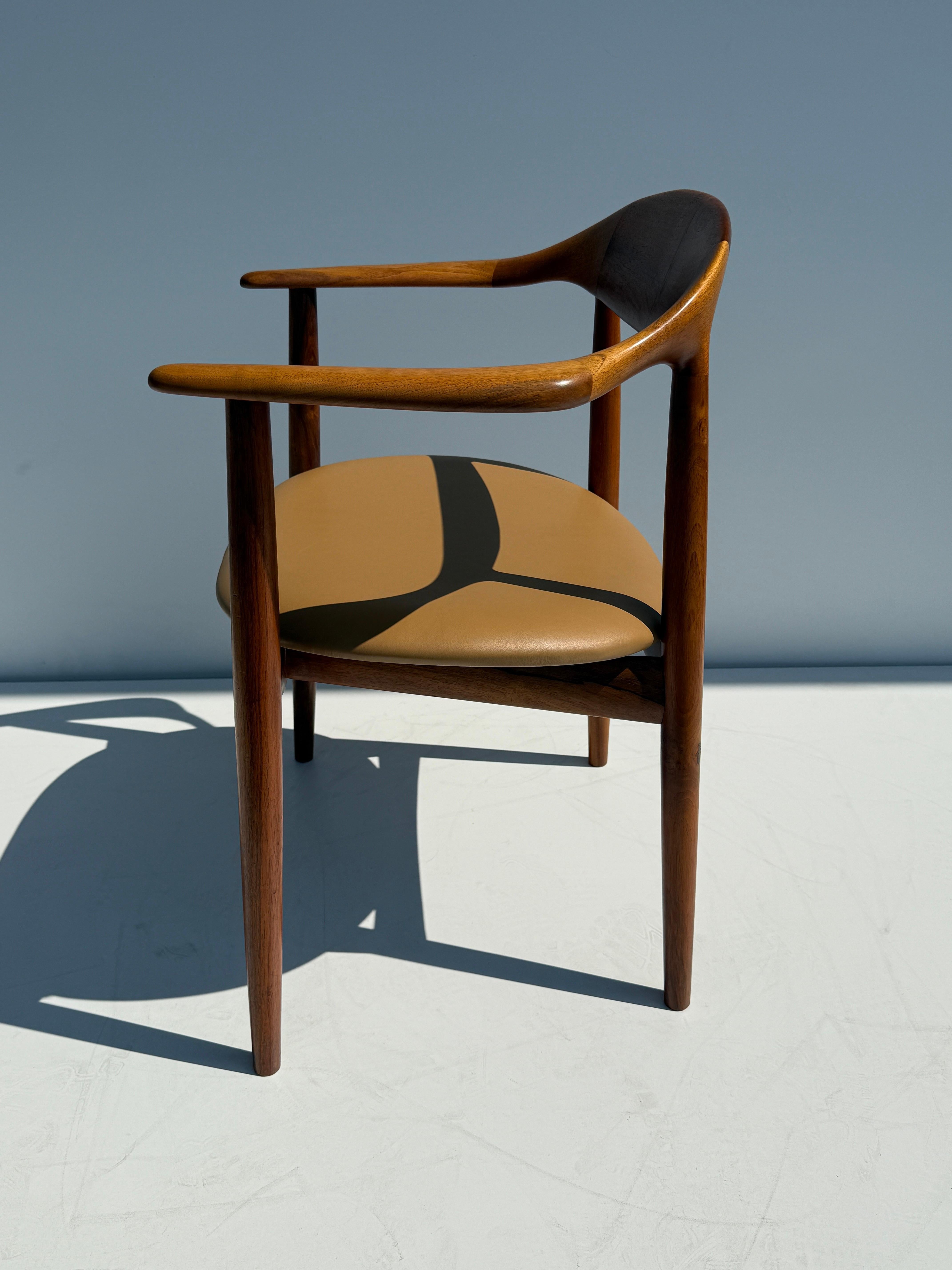 Teck Fauteuil en teck moderne du milieu du siècle en vente