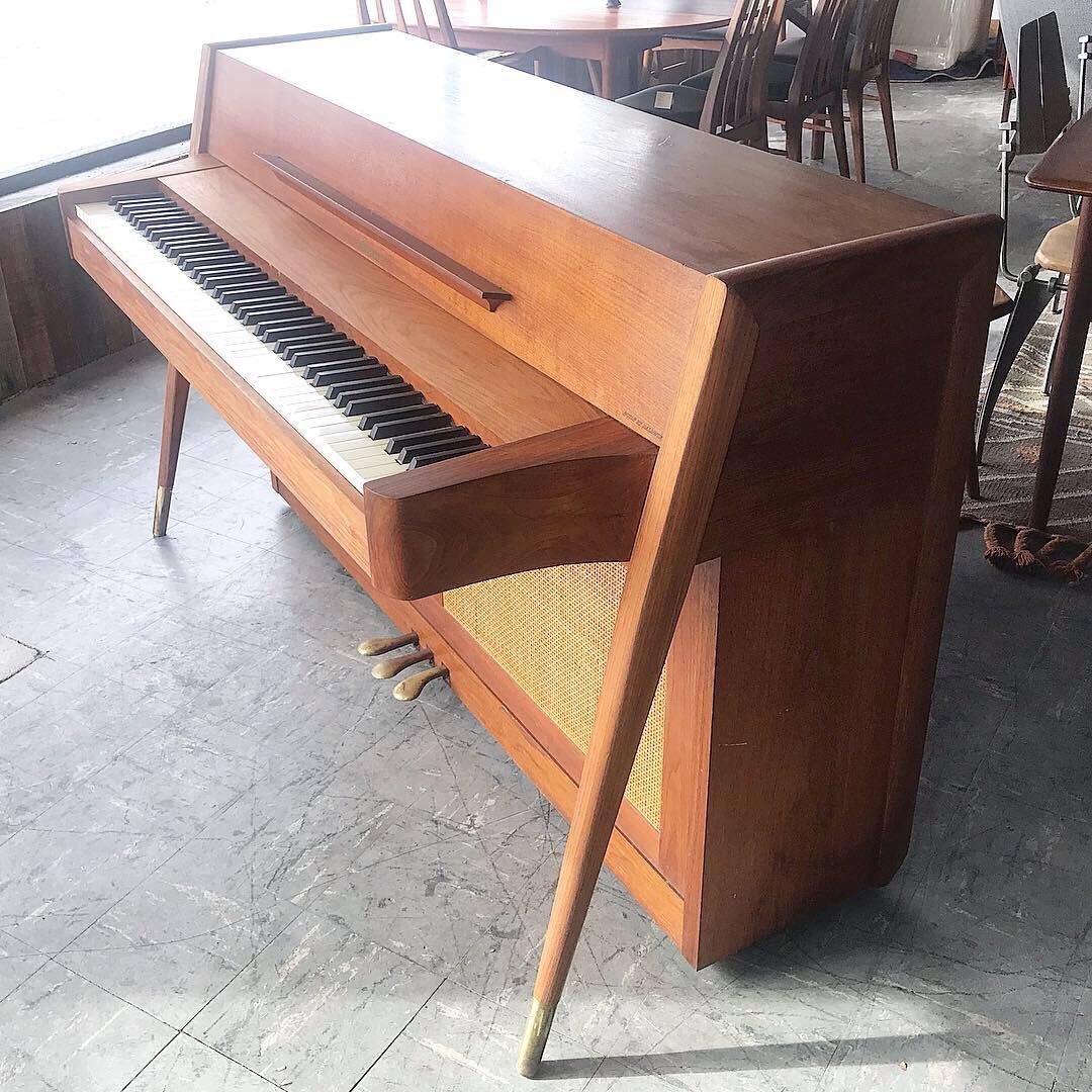 This piano wasn’t made for that long which makes it hard to find - it’s in overall great vintage condition 
Very minor wear consistent with age and use.
